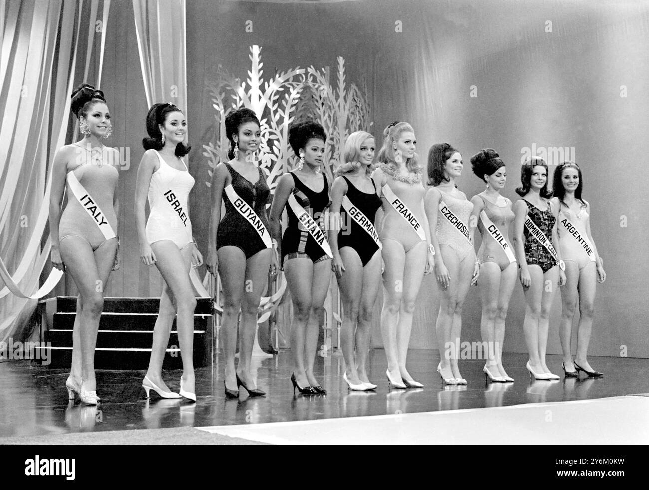 London: Im Finale des Miss World Beauty Contests 1967 im Londoner Lyceum Ballroom. Gesehen, von links nach rechts: Miss Italien; Miss Israel (Platz vier); Miss Guyana (Platz drei); Miss Ghana; Miss Deutschland; Miss Frankreich; Miss Tschechoslowakei; Miss Chile, Miss Dominion von Kanada und Miss Argentinien (Platz zwei). Die begehrte Krone wurde von Miss Peru gewonnen, einem 21-jährigen Fotomodell. 17. November 1967 Stockfoto