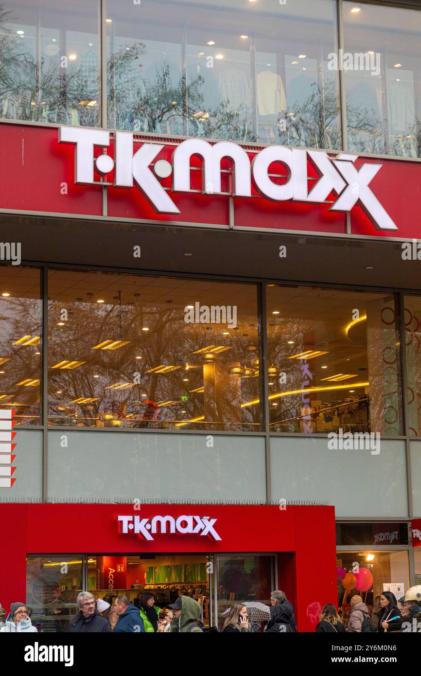 Markenzeichen TK Maxx, eine Tochtergesellschaft des amerikanischen Bekleidungs- und Haushaltsartikelunternehmens TJX Companies Stockfoto