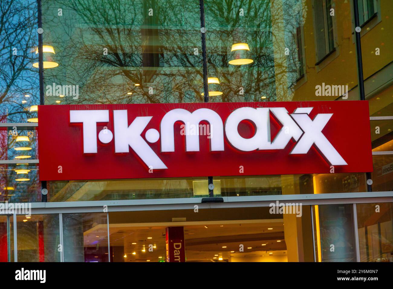 Markenzeichen TK Maxx, eine Tochtergesellschaft des amerikanischen Bekleidungs- und Haushaltsartikelunternehmens TJX Companies Stockfoto