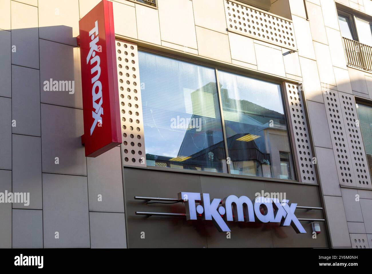 Markenzeichen TK Maxx, eine Tochtergesellschaft des amerikanischen Bekleidungs- und Haushaltsartikelunternehmens TJX Companies Stockfoto