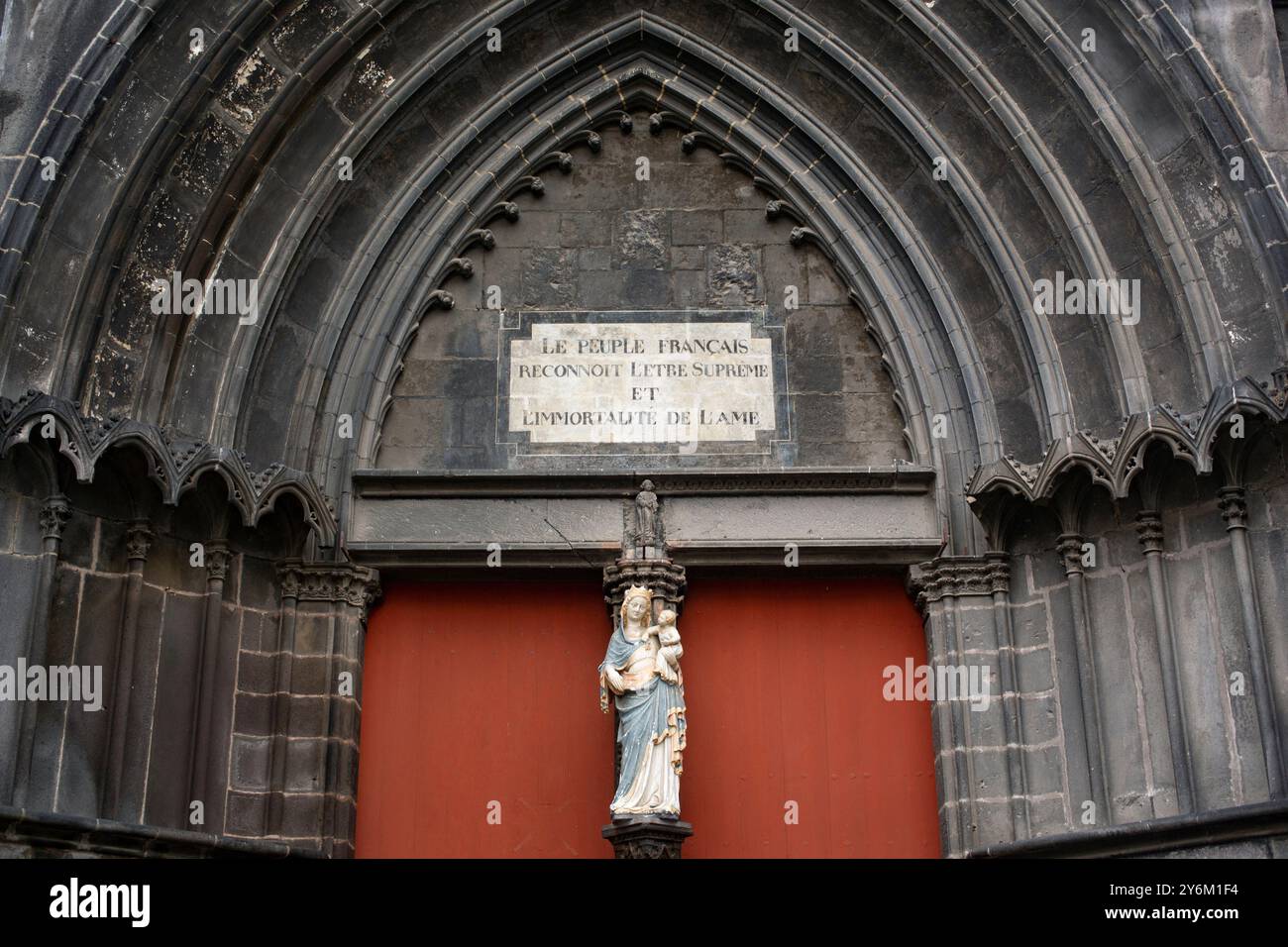 Frankreich, Clermont-Ferrand, 63, Kathedrale, Inschrift über einer Seitentür: "Das französische Volk erkennt das höchste Wesen und die Unsterblichkeit der Seele an Stockfoto