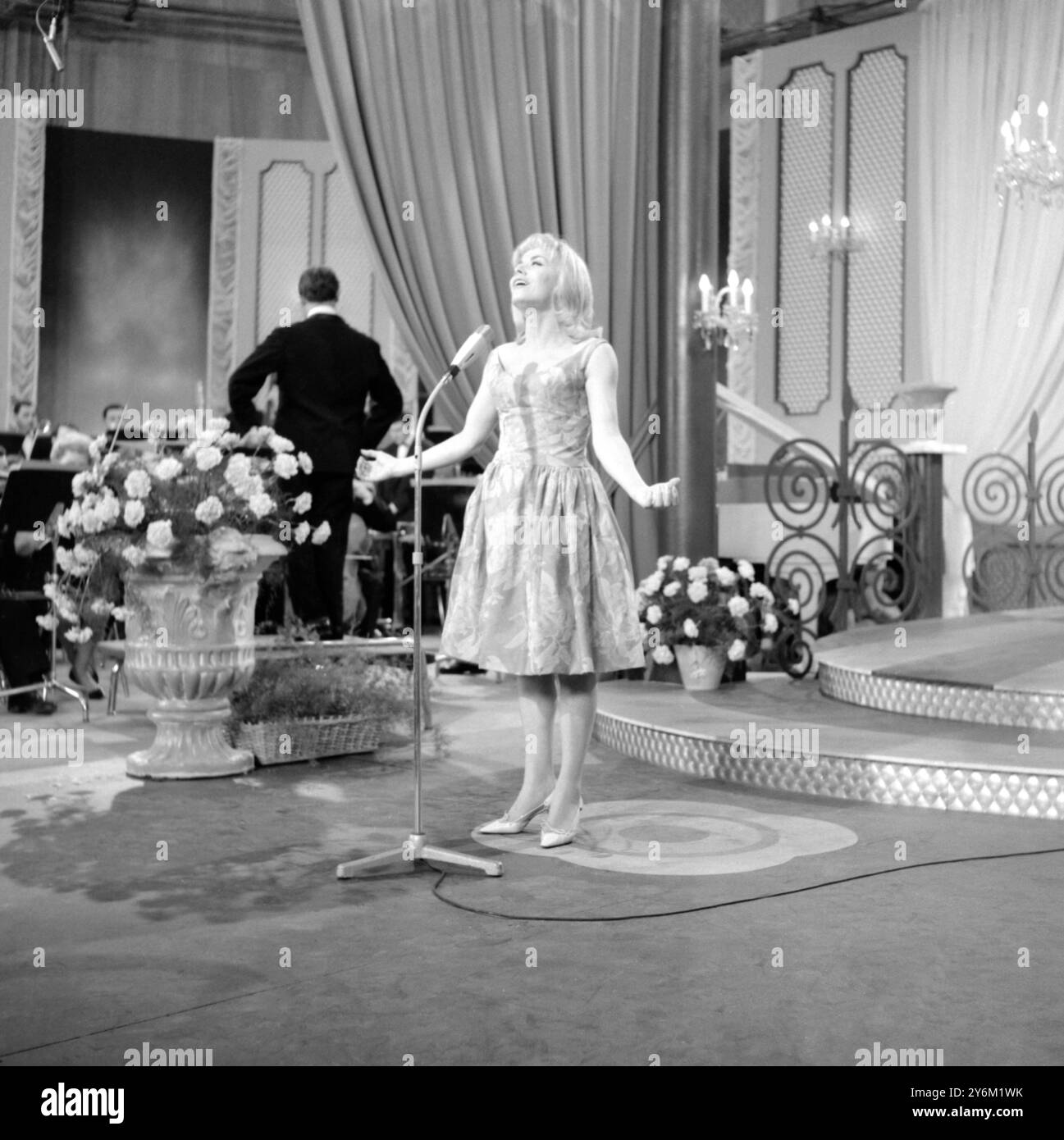 Luxemburg: Isabelle Aubret von Frankreich wird während des siebten Eurovision Song Festivals, das sie am 18. März in Luxemburg gewann, gezeigt. 20. März 1962 Stockfoto