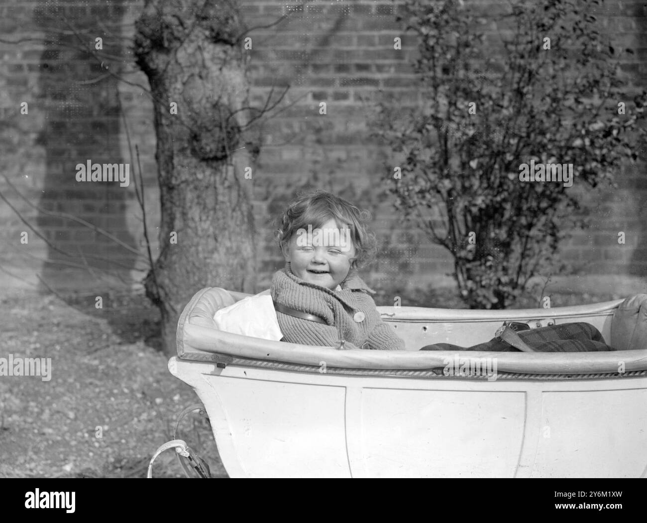 Aufgenommen im Childrens Hotel Buxted Dodge, Clapham Park, für Home Notes. Sehr lächelndes Baby in einem großen Kinderwagen. Veröffentlicht in Poore, 16. März 1927 Stockfoto