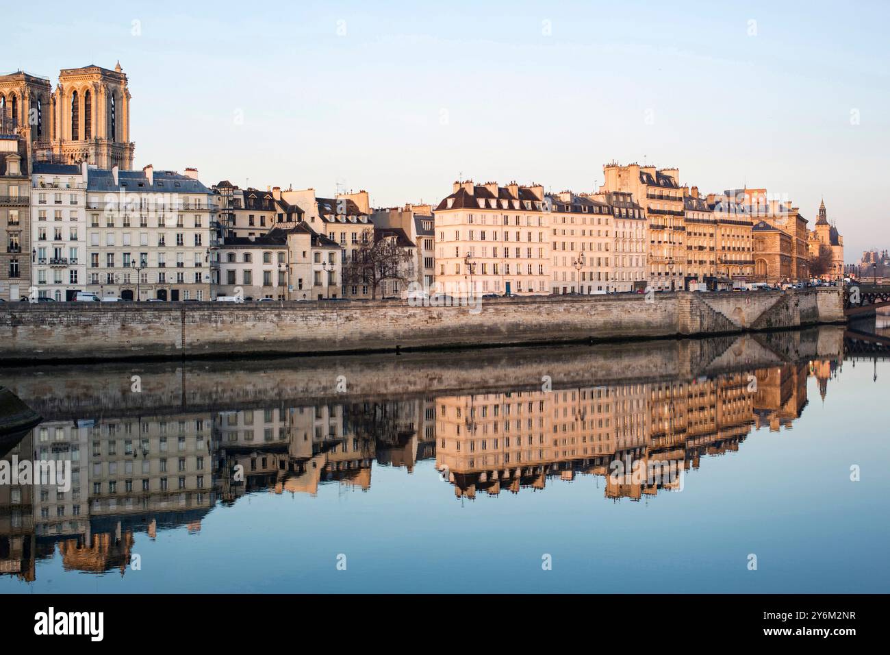 Frankreich, Paris, 75, 4. Arrondissement, Ile de la Cite, Quai aux Fleurs, Reflexionen von Gebäuden in der seine, Februar 2023. Stockfoto