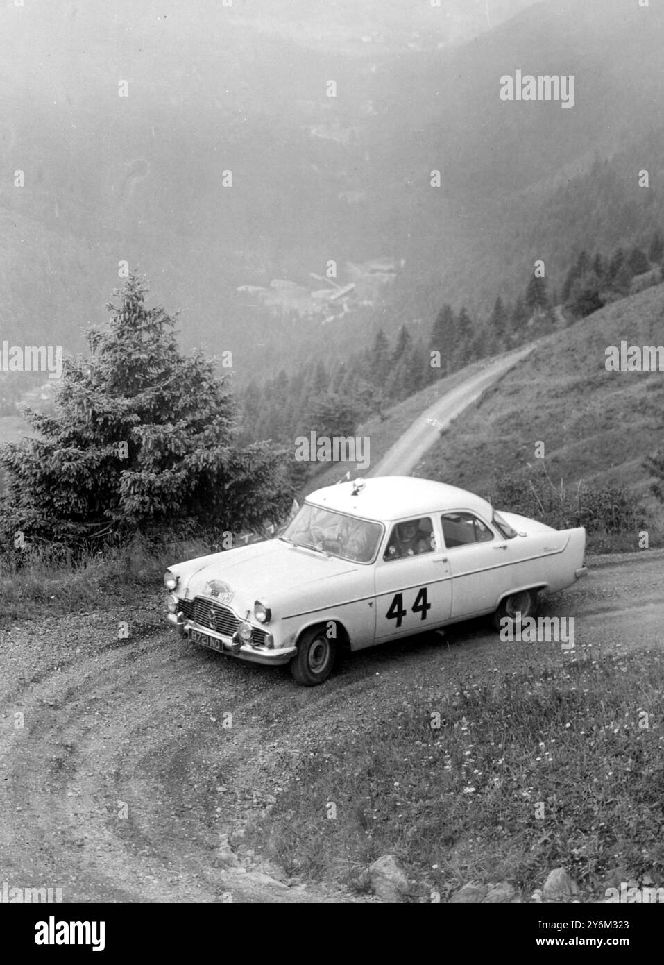 Vivione Pass, Italien: Edward Harrison und J.M. Fleetwood, in ihrem Ford Zephyr (44) auf dem Vivione Pass, 6.000 Meter über dem Meeresspiegel, während der ersten 775 Meilen der Alpine Rally 1959. Harrisons Ärger John, zusammen mit ihrem Vater, T.C. Harrison, fährt einen weiteren Ford Zephyr. 25. Juni 1959 Stockfoto