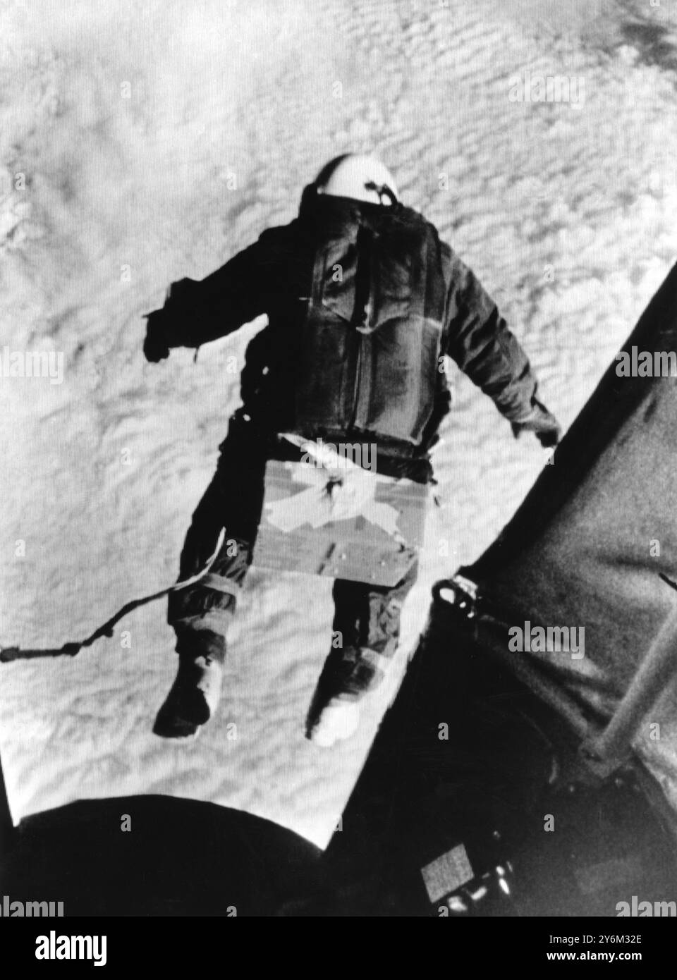 Joseph M. Kittinger Jr wird in dem Moment gezeigt, als er am 16. August 1960 aus der offenen Gondel eines Ballons in einer Höhe von 102.800 Fuß für einen Rekordfallschirmsprung stieg. Captain Kittinger fiel über 26 Meilen, bevor er seinen Fallschirm öffnete. Stockfoto