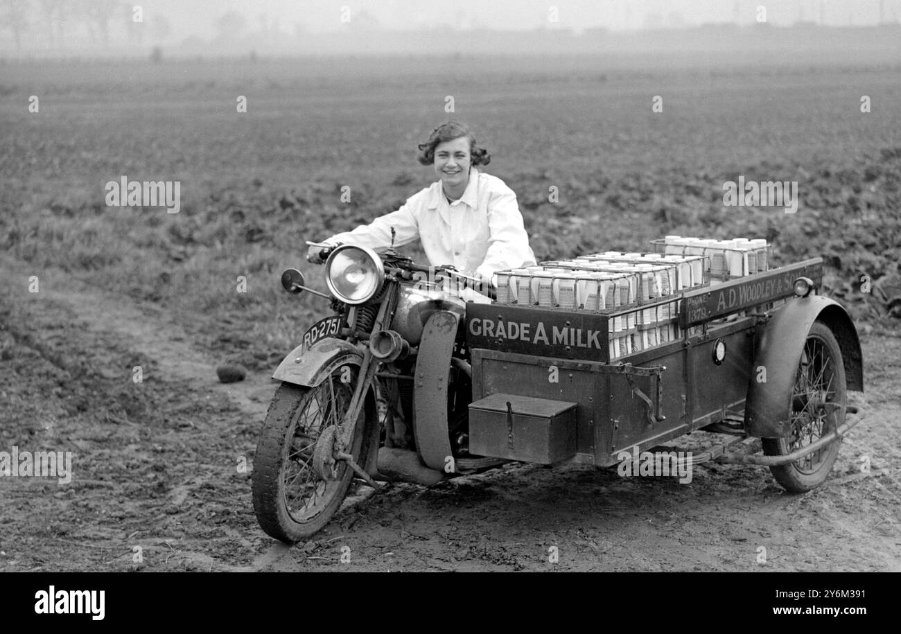 Eine neue Branche. Herr A D Woodley, ein lesender Milcherzeuger, hat ein neues Getränk zur Einsparung von Arbeitskräften im Haushalt in Form von Kaffee-Milch hergestellt, das er regelmäßig vor die Haustür seiner Kunden liefert. Die Empfänger müssen lediglich den Karton schütteln, um die Creme zu mischen, und den Inhalt erwärmen. Es wird das lösliche Herz der Kaffeebohne verwendet, aus dem alle „Woody“-Abfälle entfernt wurden. 1. Februar 1932 Stockfoto