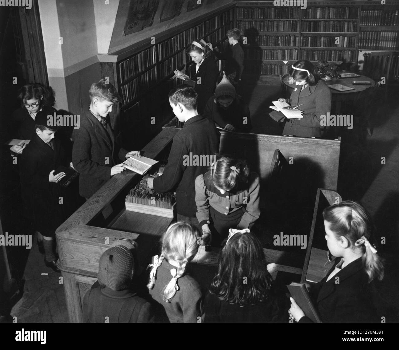 Die Kinder betreiben ihre eigene Public Library in Dartford. Die Schulkinder von Dartford, Kent, machen sich freiwillig bereit, ihre eigene öffentliche Bibliothek zu betreiben. Die Aufsicht ist nur geringfügig, und die Kinder sind nur zu eifrig, um bei dieser verantwortungsvollen Aufgabe, Bücher für ihre Mitschüler auszuchecken, allein gelassen zu werden. Stockfoto