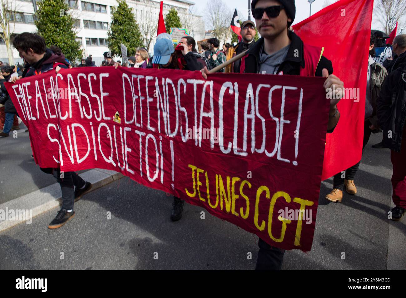 Frankreich, Nantes, 44, 8. Tag der Demonstrationen gegen die Rentenreform, 'Gesicht a la casse verteidigt ta classe! Sybdique-toi!", CGT Youth, 15. März 2023 Stockfoto