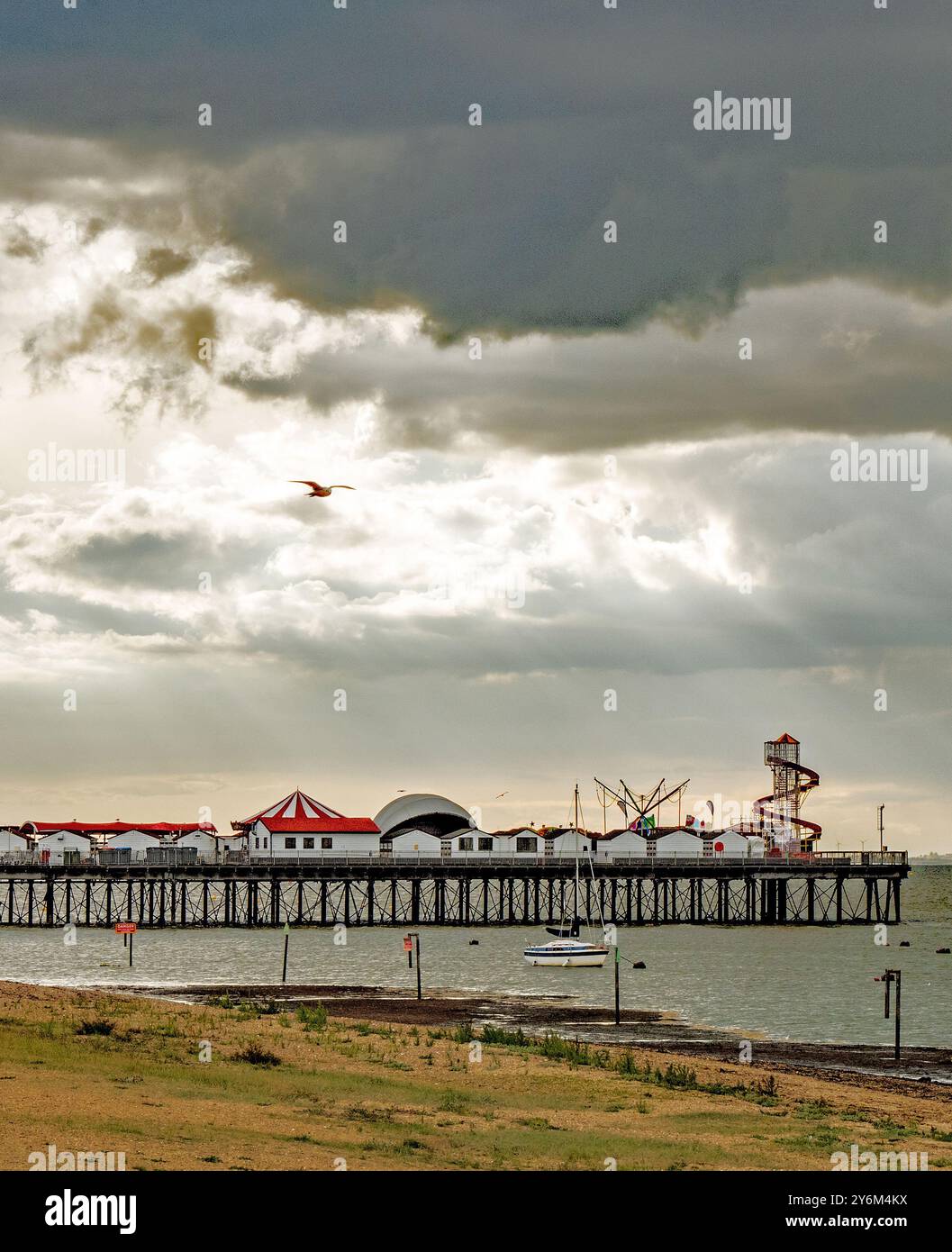 Sturmwolken über dem Herne Bay Pier. Stockfoto