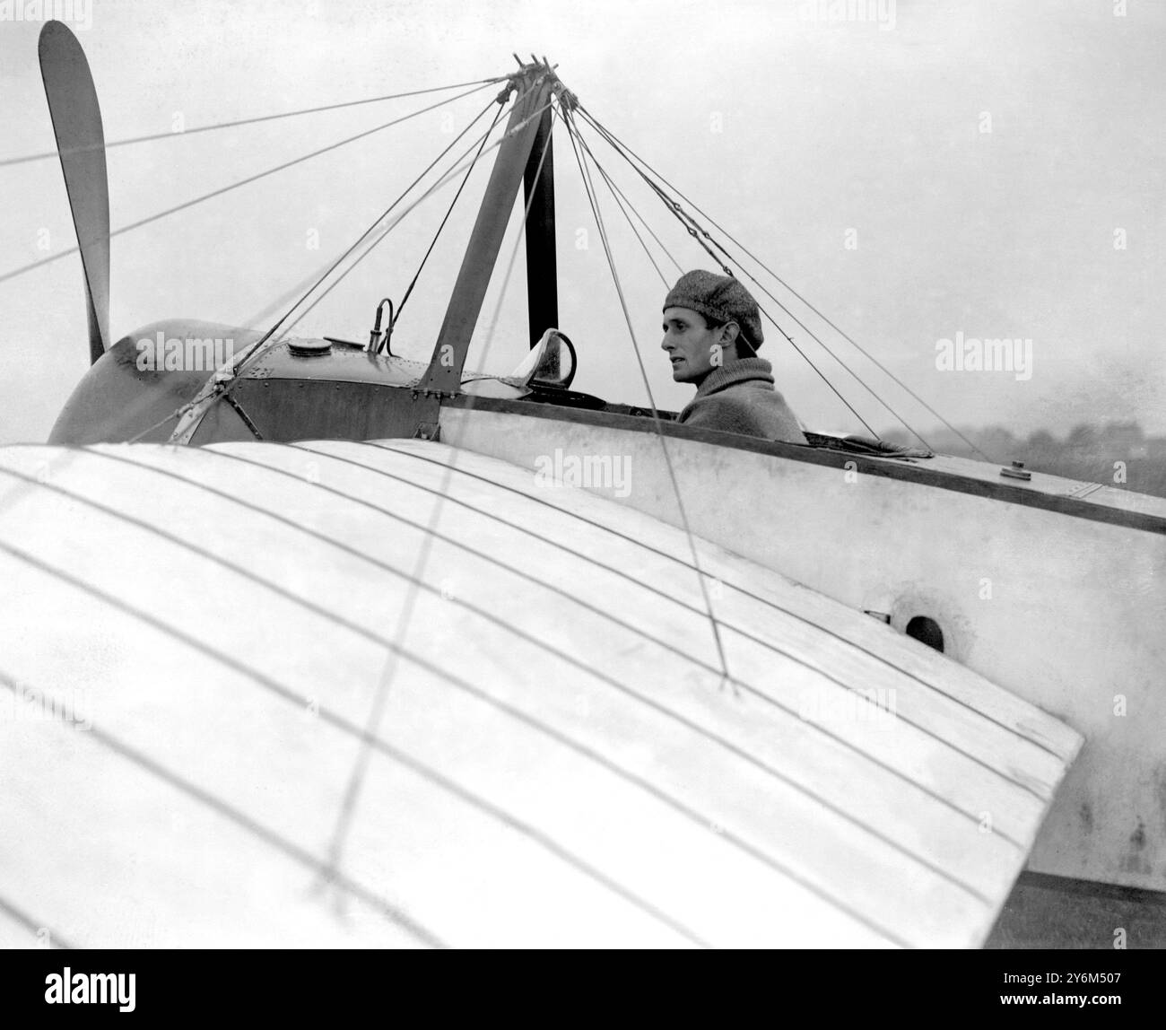 Lord Carberry, 10. Baron. Carberry, ein persönlicher Freund von Michael Collins, war Mitglied einer berüchtigten Gruppe von Kolonialaristokraten, die 1987 den Film White Mischief inspirierten. Während des Ersten Weltkriegs war er Pilot beim Royal Navy Air Service und flog mit seinem eigenen privaten Butler in die Schlacht. Er war auch einer der ersten Piloten, die den Ärmelkanal überquerten. Vielleicht 1910er oder 1920er Stockfoto