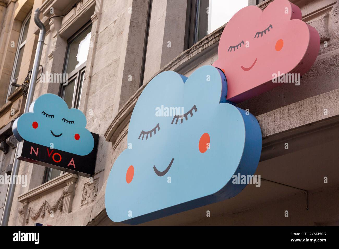 Kissenladen in Belgien mit Cloud-Logo N VO A Stockfoto