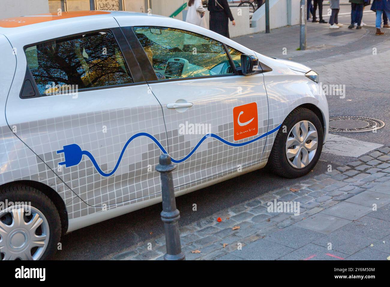 Elektroauto im Stadtzentrum Stockfoto