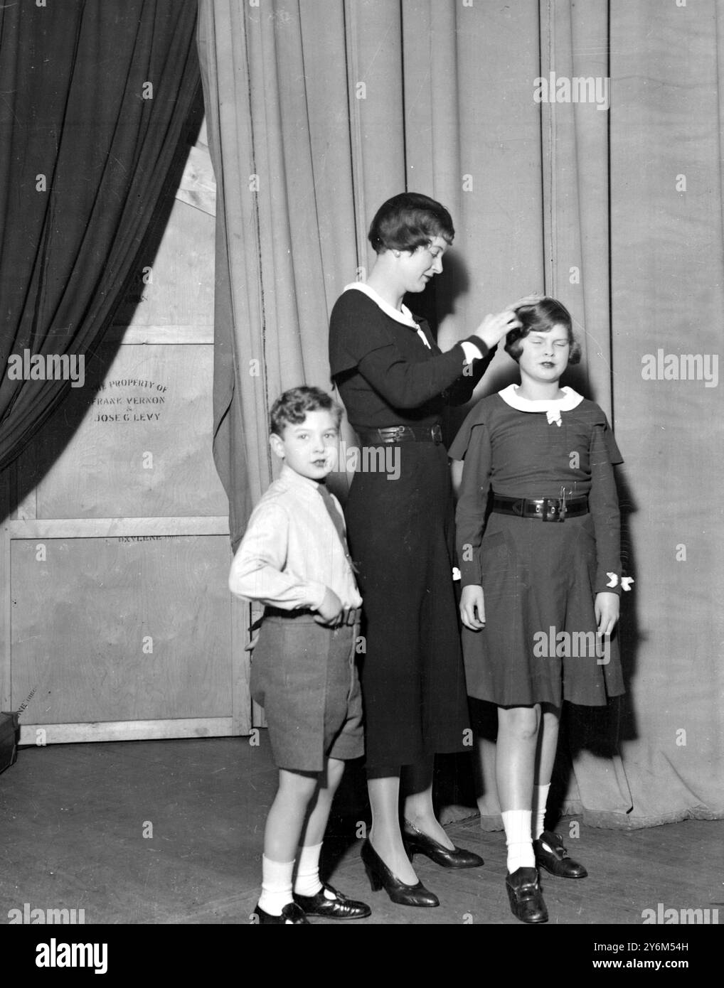 Charity Matinee am Phoenix Theatre zur Unterstützung des britischen Krankenhauses für Mütter und Babys. Lady Moira Combe und ihre Kinder Peter und Audrey. 14. Dezember 1931 Stockfoto