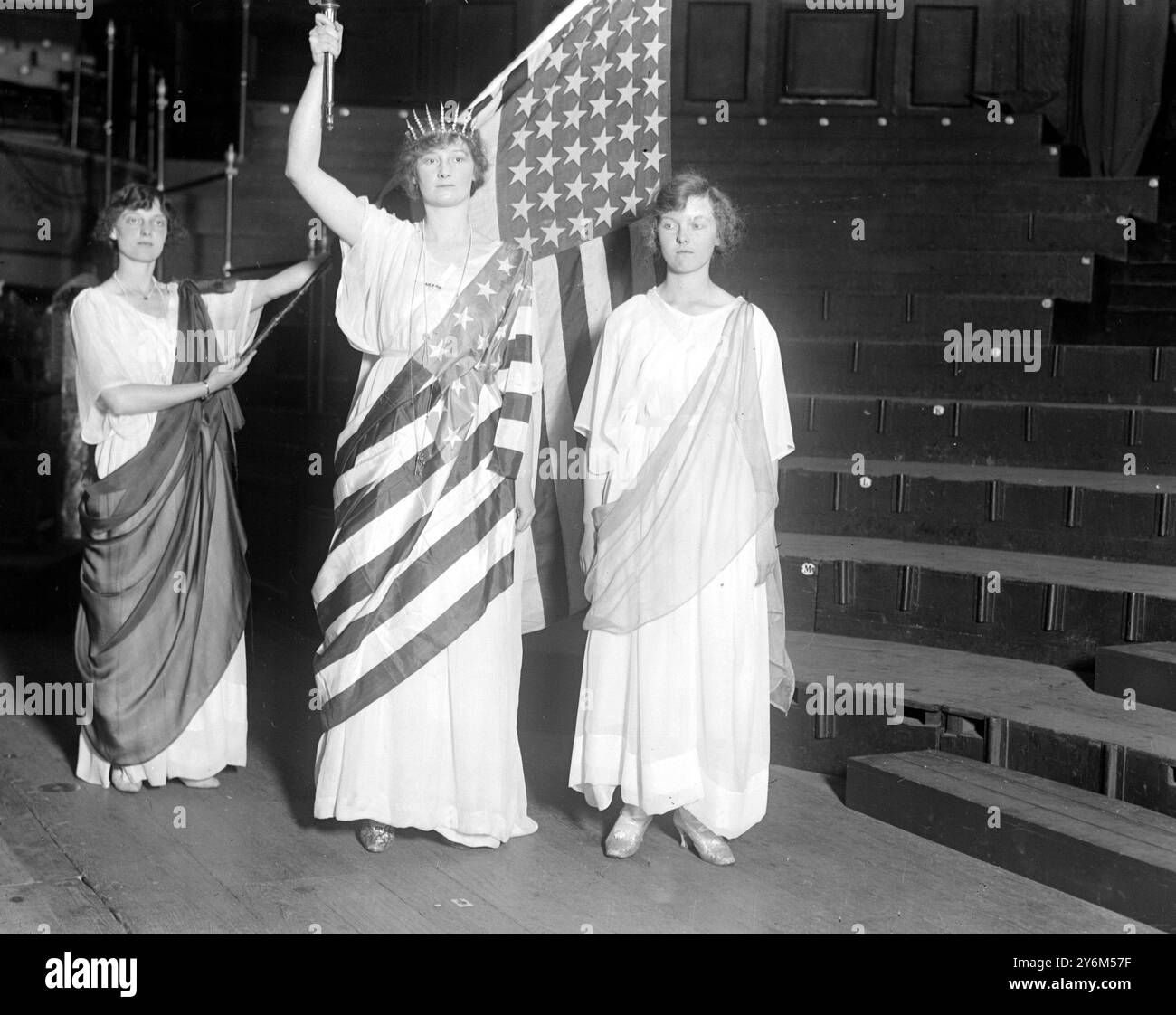 G.F.S. (Girls' Friendly Society)-Pageant in der Queen's Hall, die ehrenwerte Helena Coventry in London und die ehrenwerte Peggy Coventry und Miss Pamela Coventry. 8. Juli 1920. Stockfoto