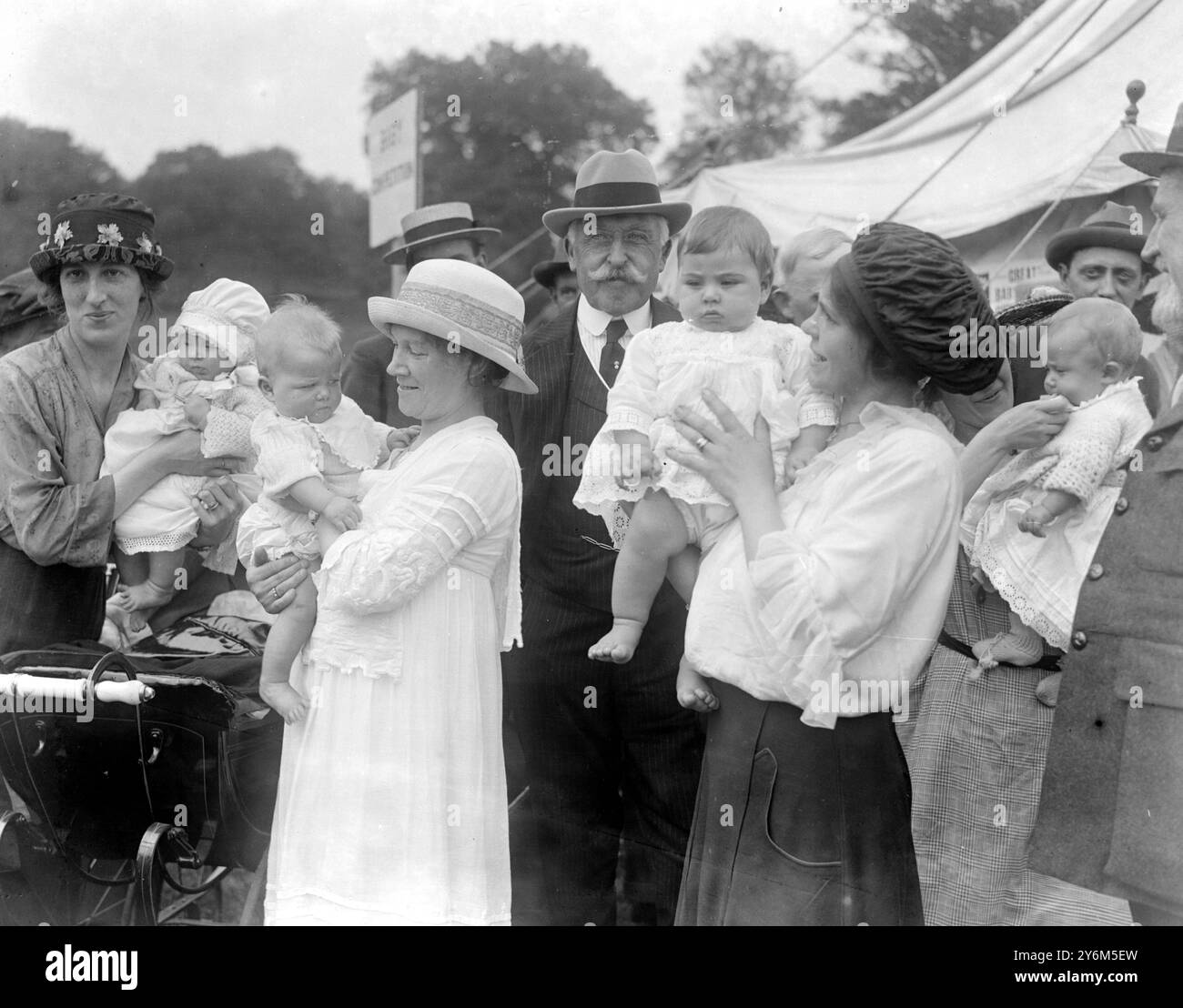 Garden Fete im Sunninghill Park, Ascot, zur Unterstützung der Church Army Frischluftheime. Der Herzog von Connaught und einige der Babys. August 1920 Stockfoto