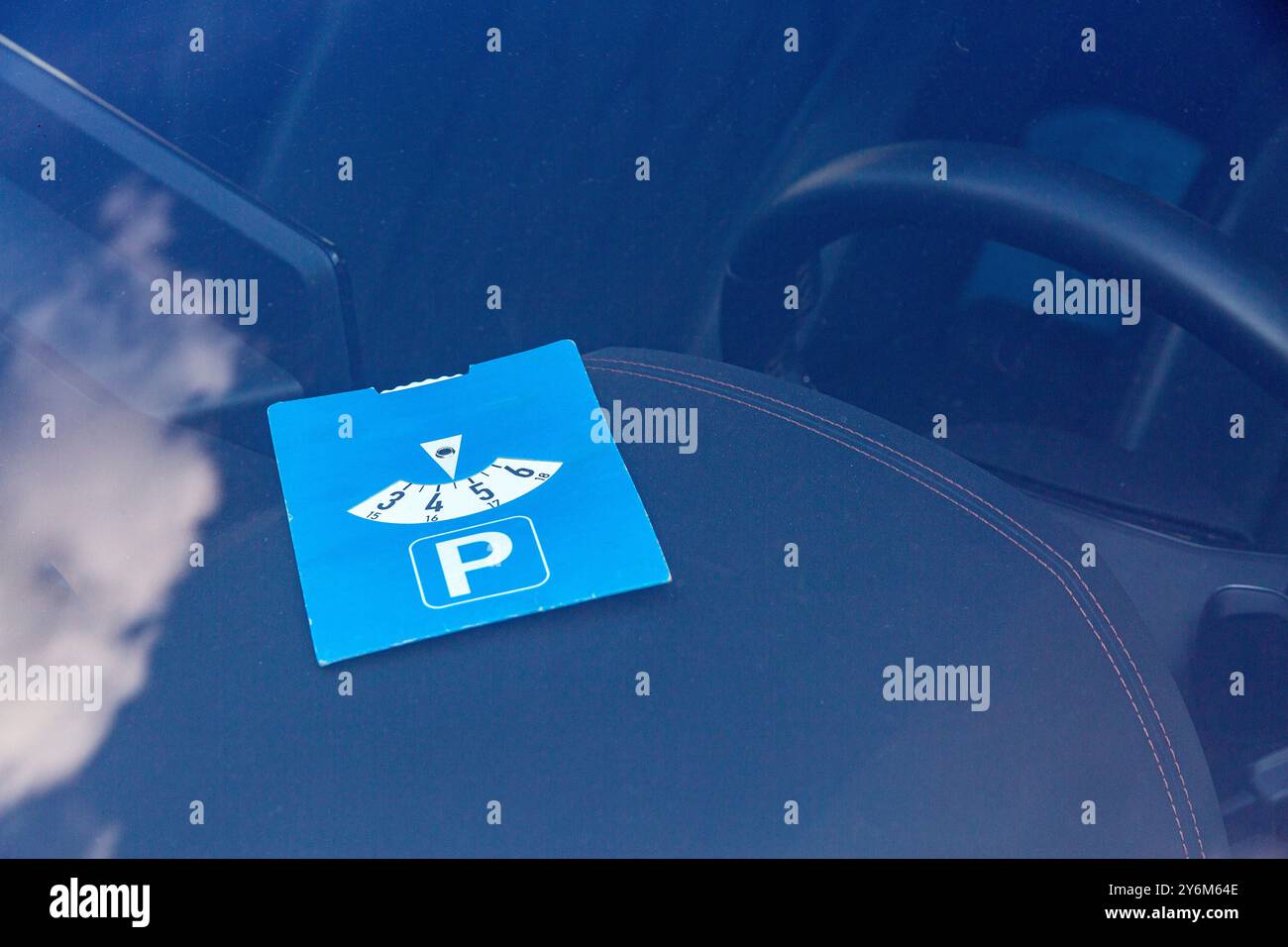 Parkscheibe zum Parken in der blauen Zone Stockfoto