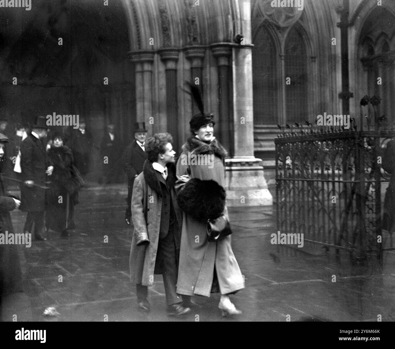 Mrs. Asquith und Meister Anthony Asquith am Gericht. Stockfoto