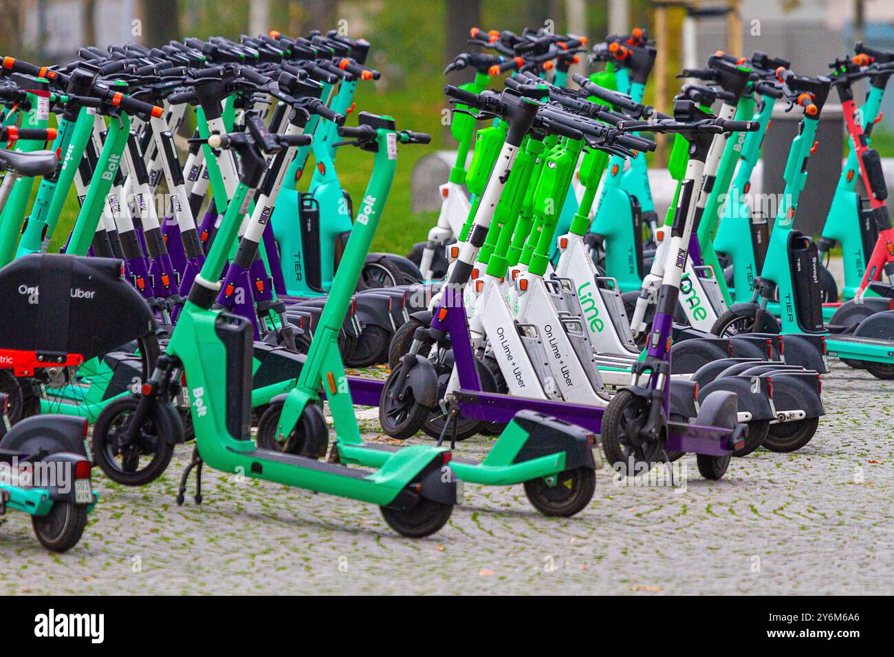 Gruppenparkplätze für Selbstbedienungs-Elektroroller Stockfoto