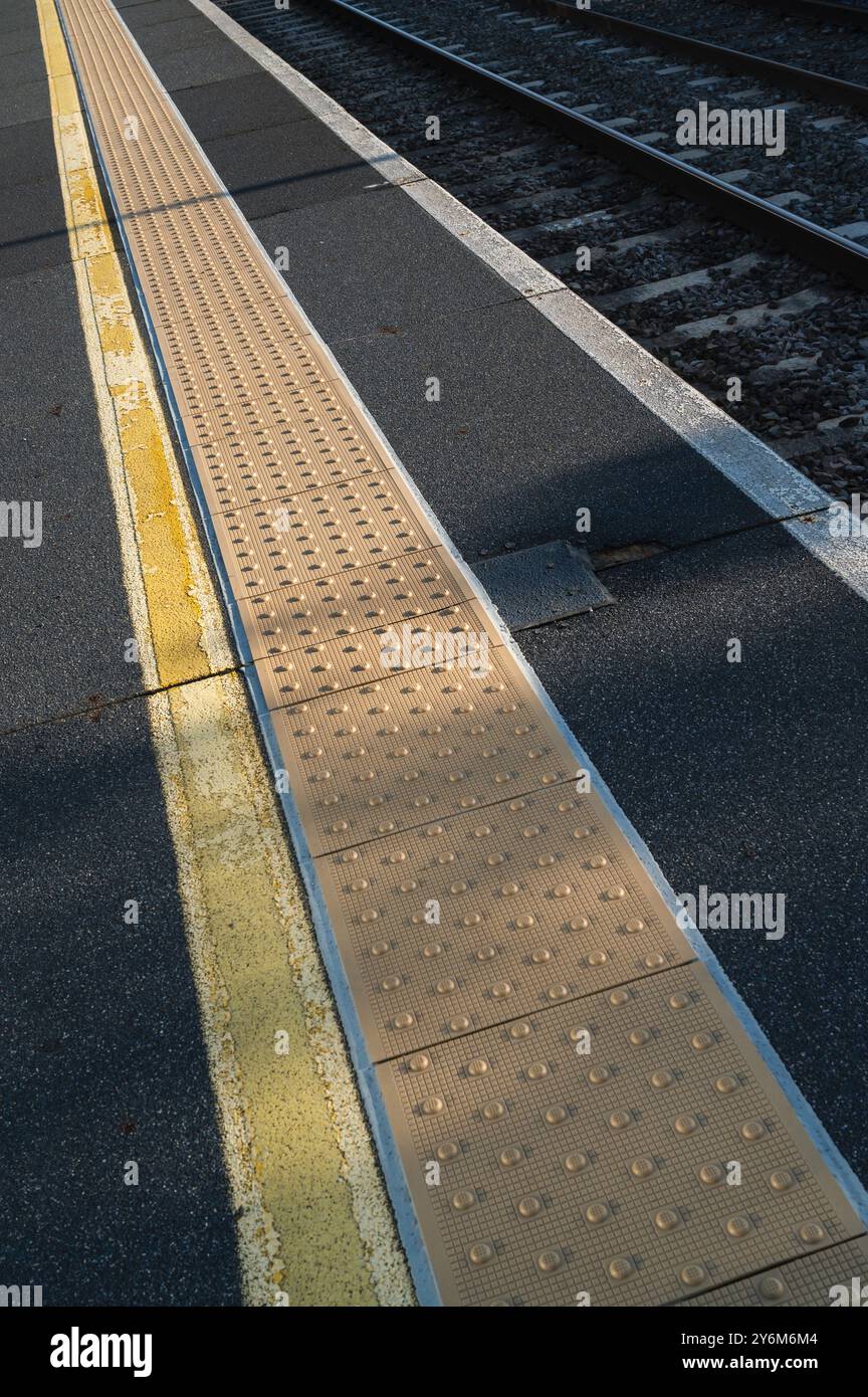 Einzelheiten zum Bahnsteig und Gleis des britischen Bahnhofs Stockfoto