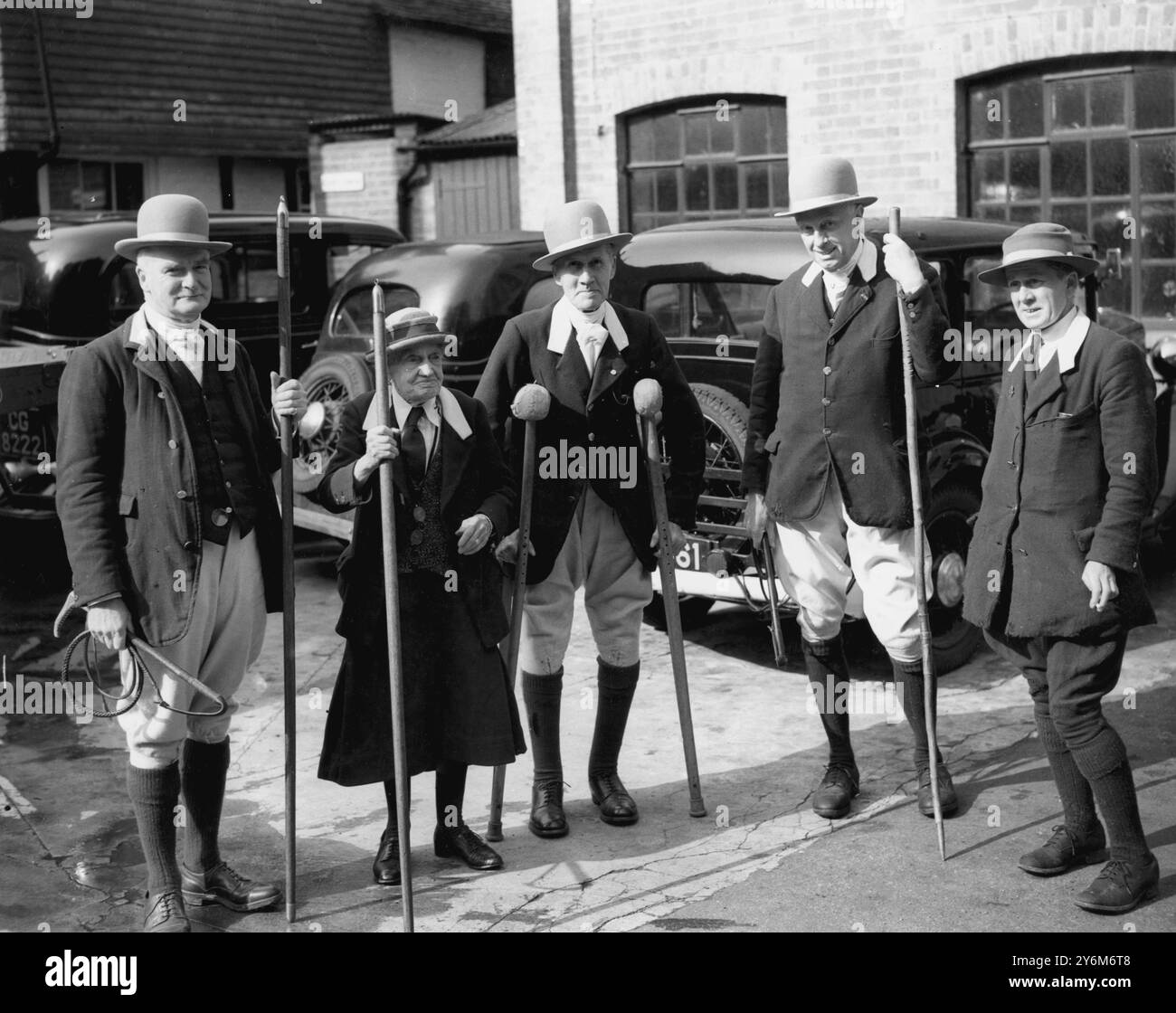 Ein Treffen der Crowhurst Otter Hounds. Der Senior Master, Mr. W. Varndell auf Krücken, hat das Amt seit 47 Jahren inne. Seine Tochter, K. Varndell ganz rechts, war gemeinsamer Meister. Seine Frau ist links zu sehen. Mr. H.R. Gill - ganz links Mr. G.F. Davis - rechts Stockfoto