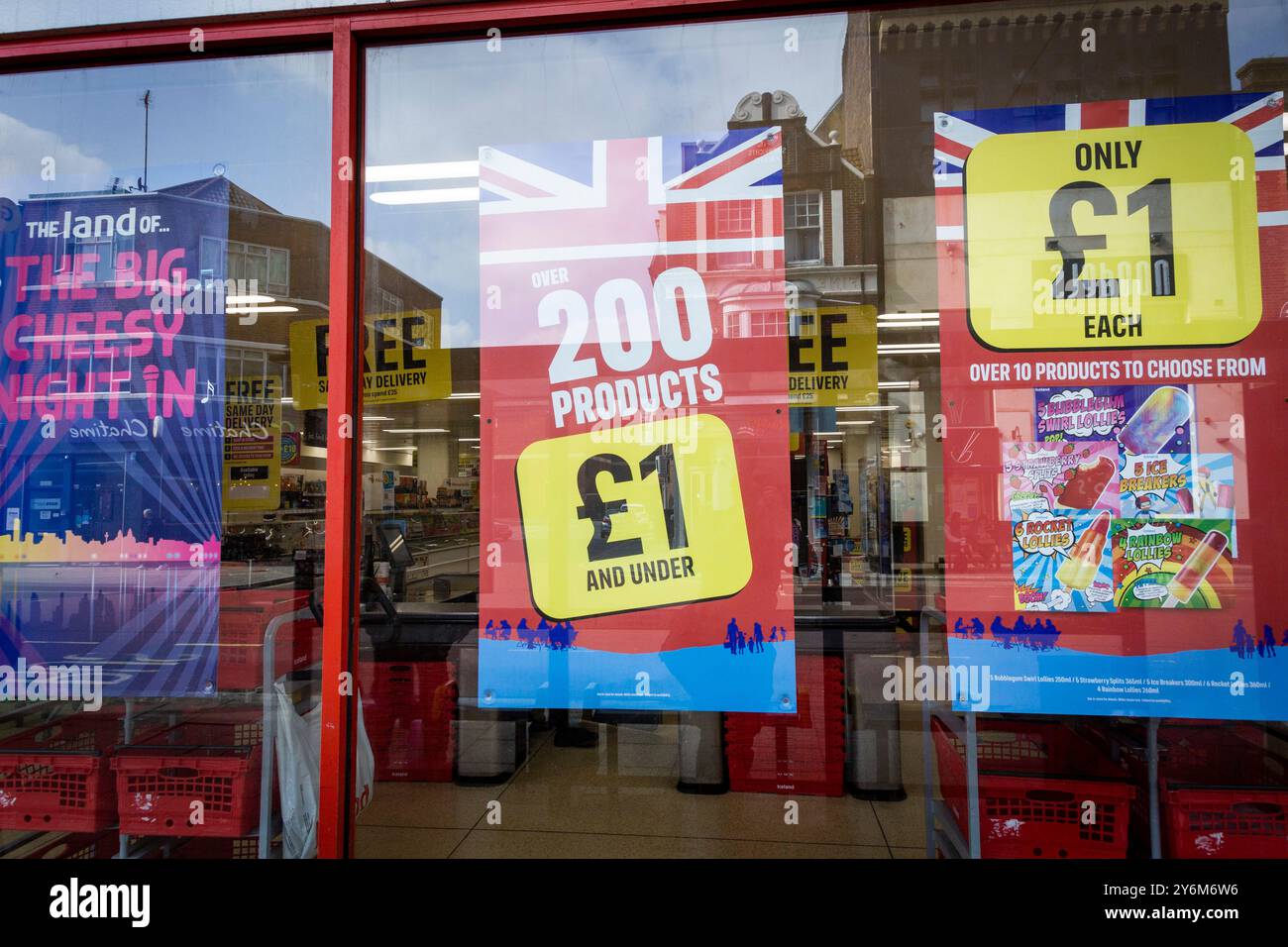 Vereinigtes Königreich, England. Finanzkrise und Inflation. Vorbei an einem Billigladen Stockfoto