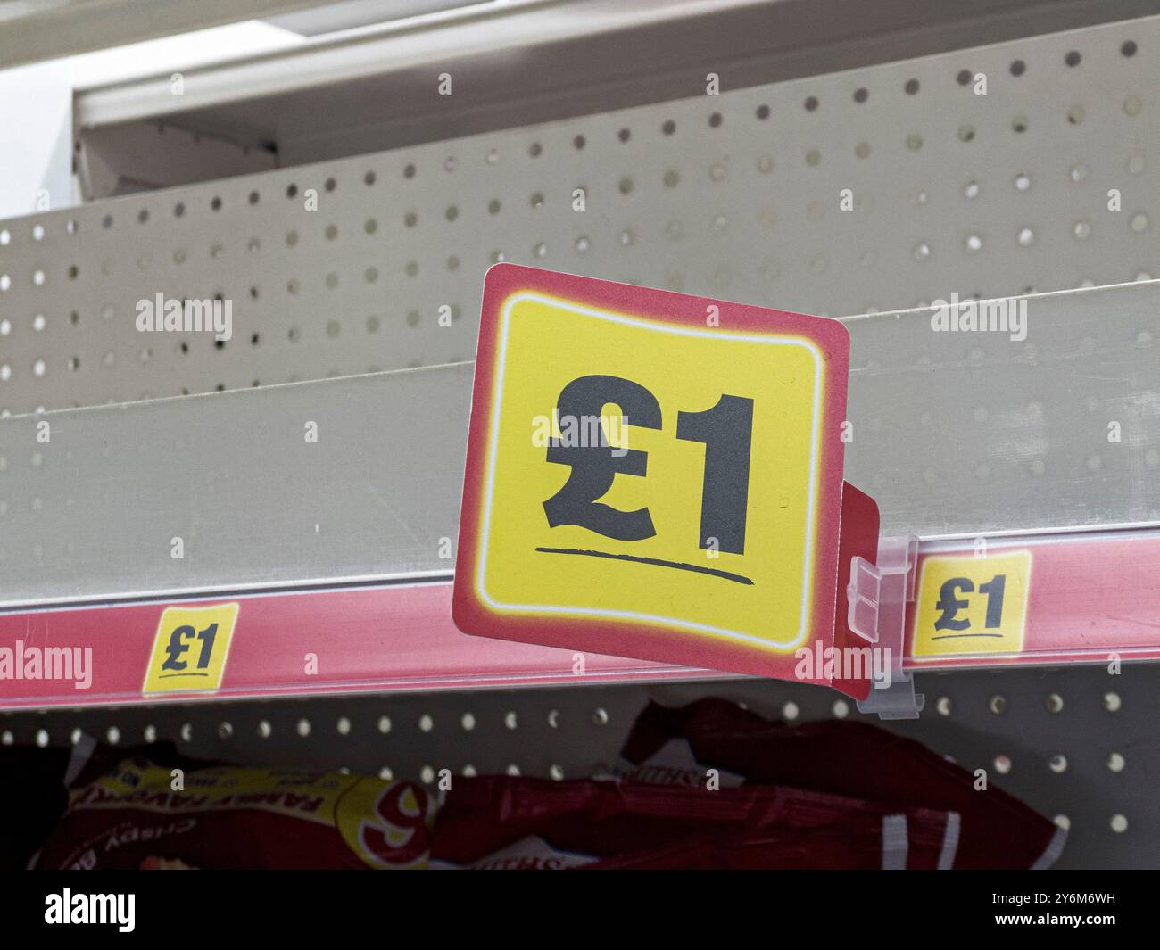 Vereinigtes Königreich, England. Finanzkrise und Inflation, leeres Regal in einem Supermarkt Stockfoto