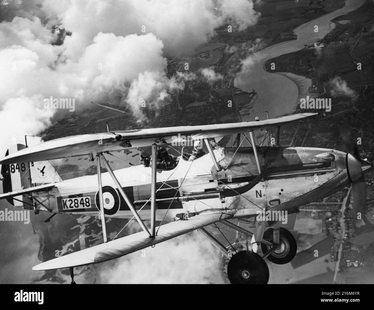 Ein Hawker-Dämon auf einem Trainingsflug über den Medway in Rochester, Kent, 1938. Stockfoto