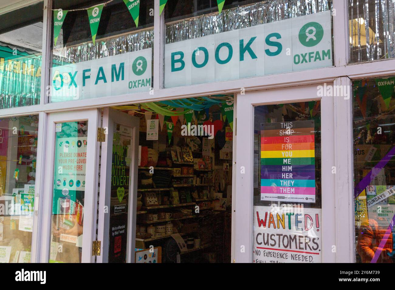 Vereinigtes Königreich, England. Oxfam Shop Stockfoto