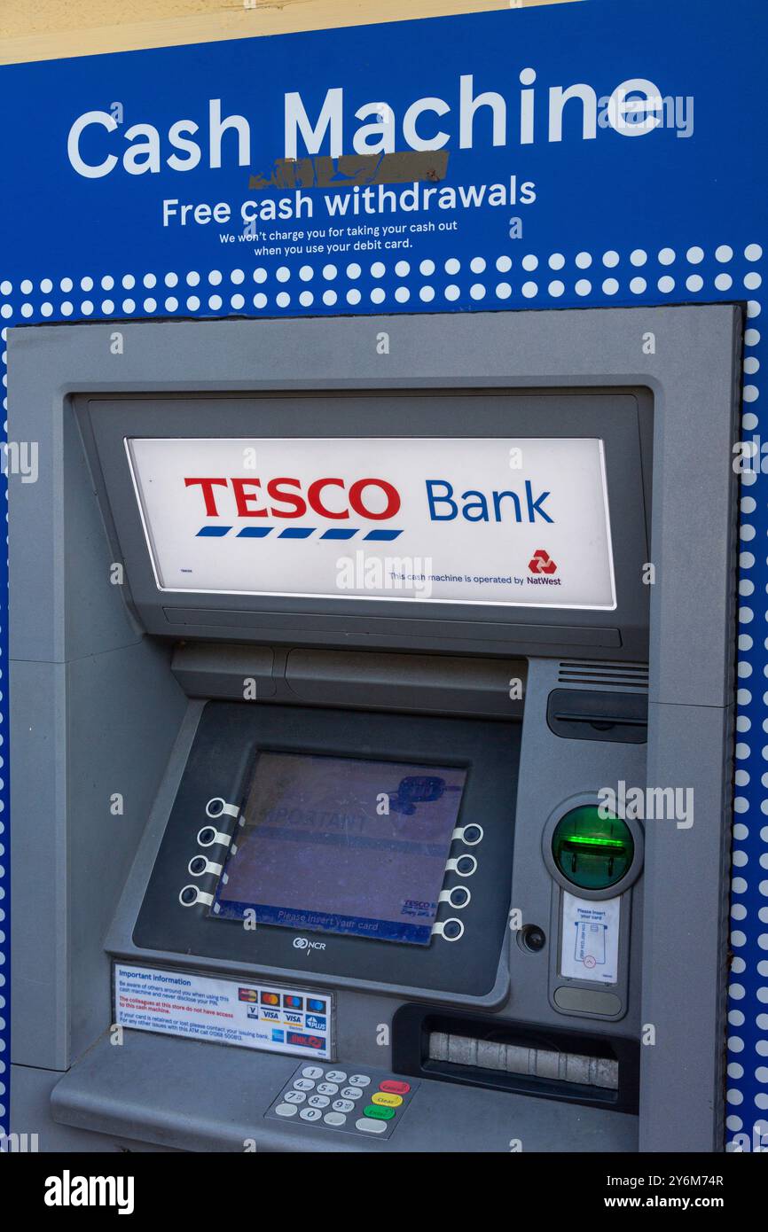 Vereinigtes Königreich, England, Geldautomat an der Fassade eines Tesco-Supermarktes, Stockfoto