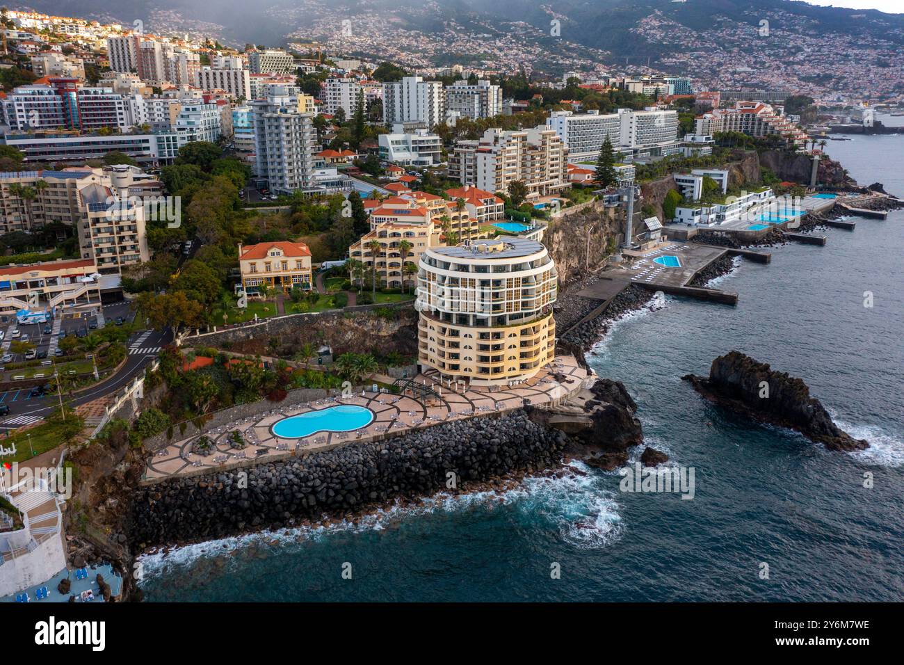 Portugal, Madeira, Funchal. Vom Meer aus blickt man auf das Hotel. Pestana Palms Ocean Hotel Stockfoto