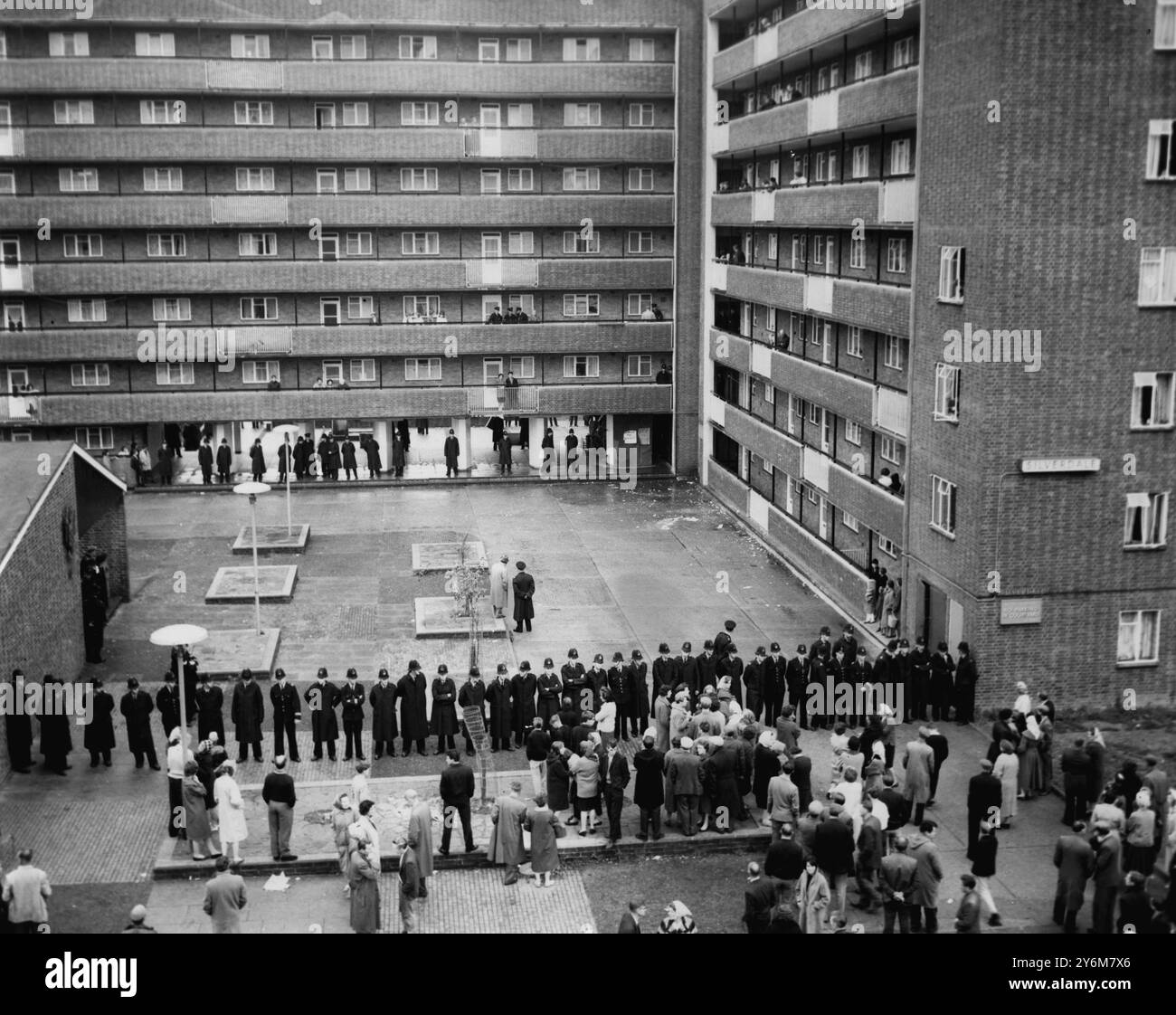 Eine allgemeine Ansicht der Szene außerhalb des Silverdale House, Hampstead Road, London, als sich große Menschenmengen versammelten, um den Fortschritt der Polizei zu behindern, die angekommen war, um Gerichtsvollzieher bei ihrem Versuch zu unterstützen, Mr. Arthur Rowe zu vertreiben, einen 59-jährigen Kellner, der im letzten Monat in seiner Wohnung verbarrikadiert wurde, als Protest gegen eine kürzlich erfolgte Mieterhöhung des Rates von St. Pancras. - 22. September 1960. ©TopFoto Stockfoto