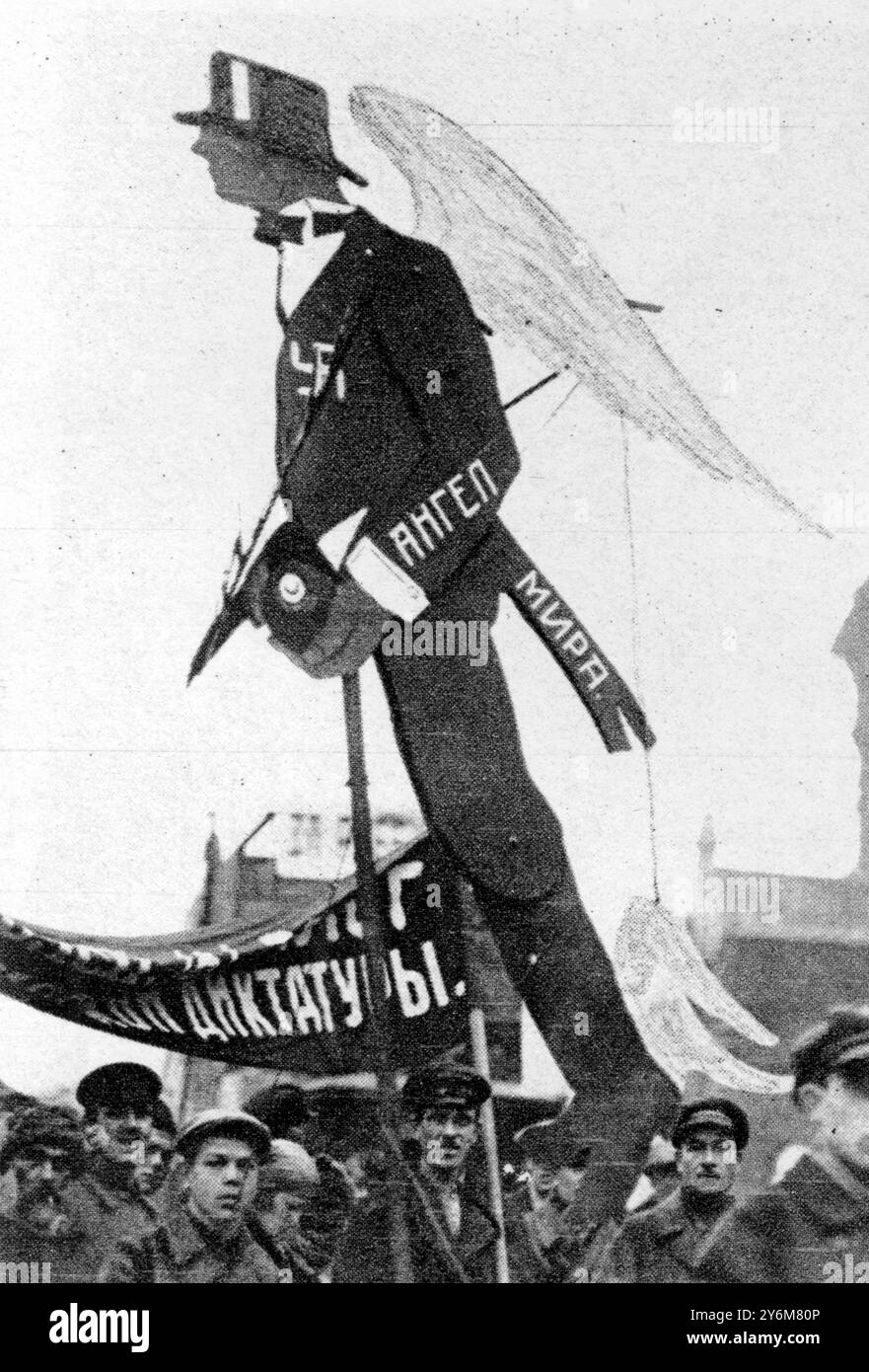 Der zehnte Jahrestag der Russischen Revolution, Anlass der Parade und Propaganda: Ein geflügelter Sir Austin Chamberlain: 'Der Engel des Friedens', mit Stift in der einen Hand und Schale in der anderen! 19. November 1927 Stockfoto