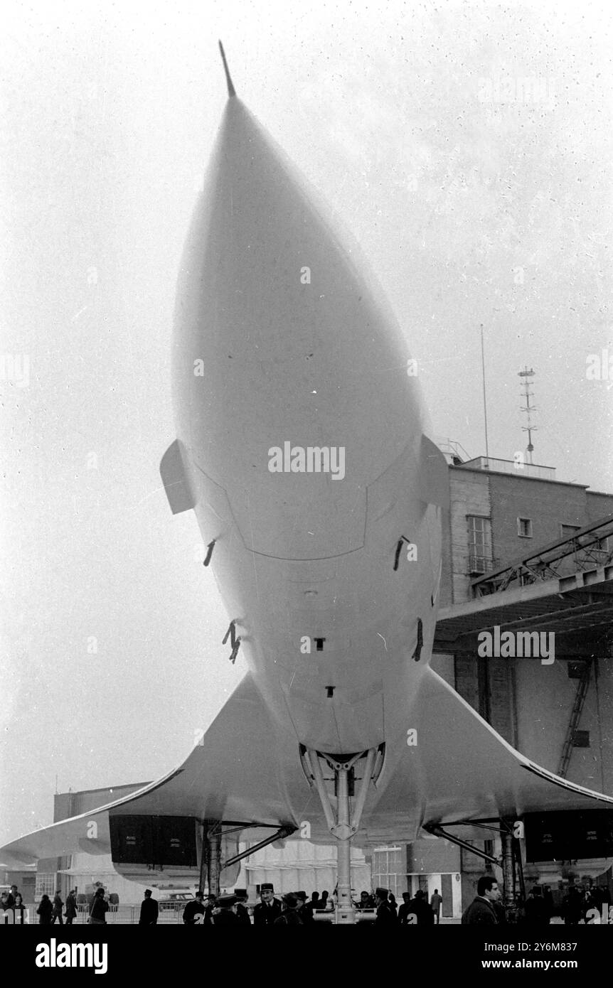 Toulouse, Frankreich eine Rakete auf Rädern aus dem Winkel ... es könnte sein... Auf dem Asphalt von Sub Aviation Works. Das Debüt bei der Presse der Welt. Ist der Prototyp der englisch-französischen "Concorde 001". Dieses jüngste Jet-Flugzeug hat eine Geschwindigkeit von 1400 plu/H und soll nächstes Jahr ... fliegen. Am 13. Dezember 1967 wird ein Schwesterschiff in Bristol in England zusammengebaut Stockfoto