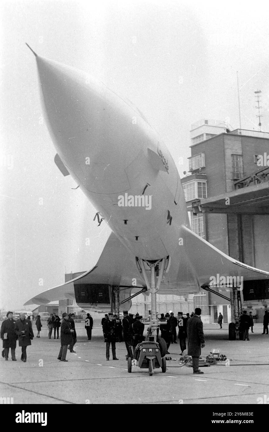 Toulouse, Frankreich eine Rakete auf Rädern aus dem Winkel ... es könnte sein... Auf dem Asphalt von Sub Aviation Works. Das Debüt bei der Presse der Welt. Ist der Prototyp der englisch-französischen "Concorde 001". Dieses jüngste Jet-Flugzeug hat eine Geschwindigkeit von 1400 plu/H und soll nächstes Jahr ... fliegen. Am 13. Dezember 1967 wird ein Schwesterschiff in Bristol in England zusammengebaut Stockfoto