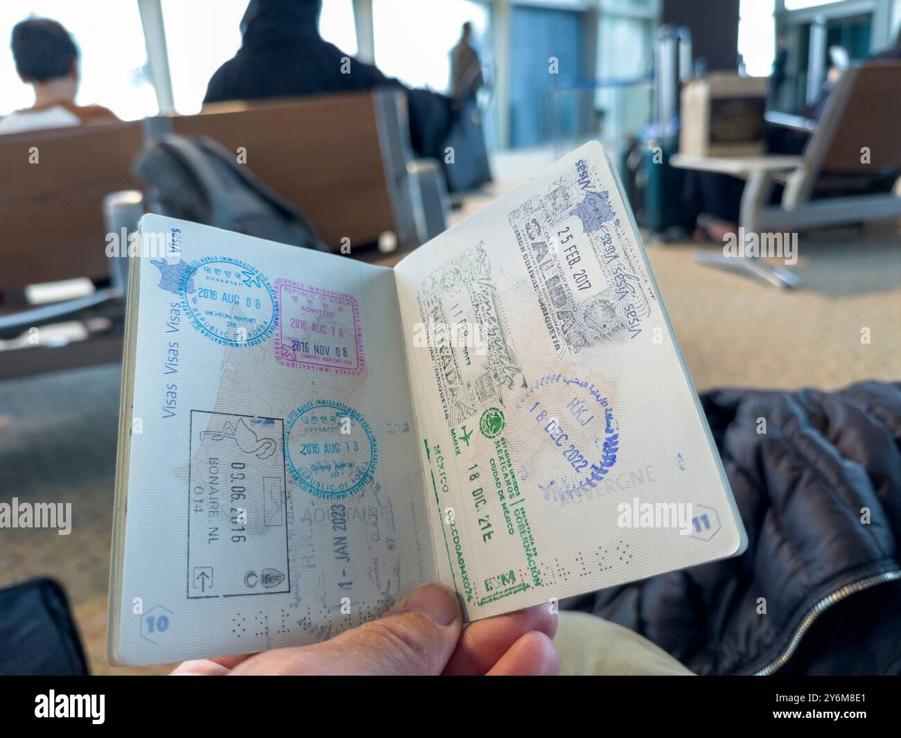 Mann mit Pass in einer Flughafenhalle Stockfoto