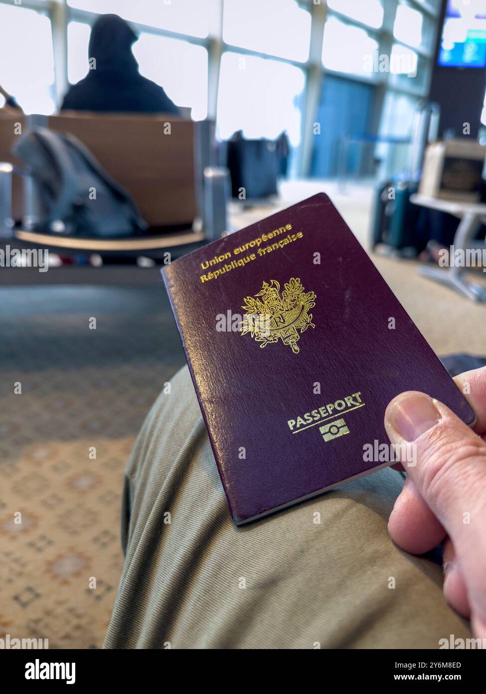 Mann mit Pass in einer Flughafenhalle Stockfoto