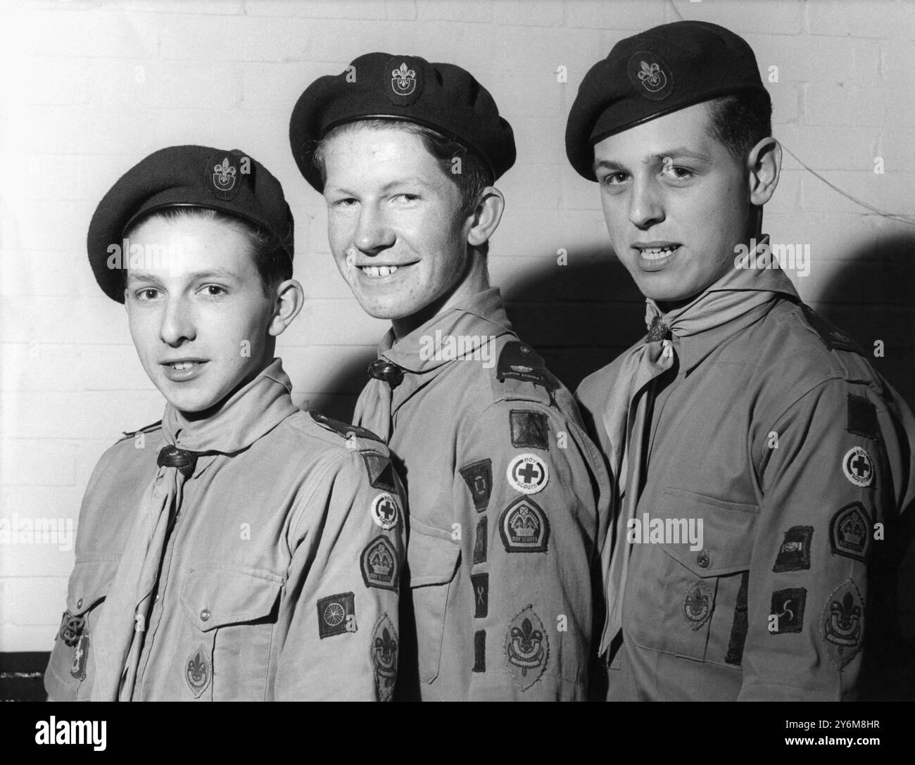 Drei Pfadfinder aus Kent haben ihr Queen's Scout Badges erhalten: L-r Trevor Marsh von Dane Close Bexley, 17 Jahre alt und Ausbildung zum Elektriker; James Quinn aus Birling Road, Erith, 17 Jahre alt und Ausbildung zum Flugzeugingenieur; und Richard Metcalfe, 17 Jahre alt von Wayville Road, Dartford, der zum Architekten ausbildet. (Foto vom 18. April 1960) ©TopFoto Stockfoto