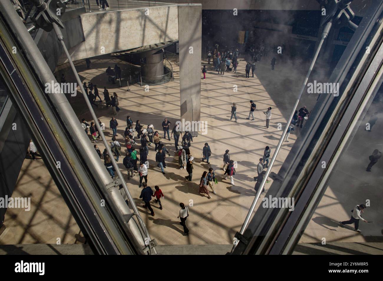 Frankreich, Paris, 75, 1. ARRT, Louvre Museum, Touristen unter der Pyramide, April 2023. Stockfoto