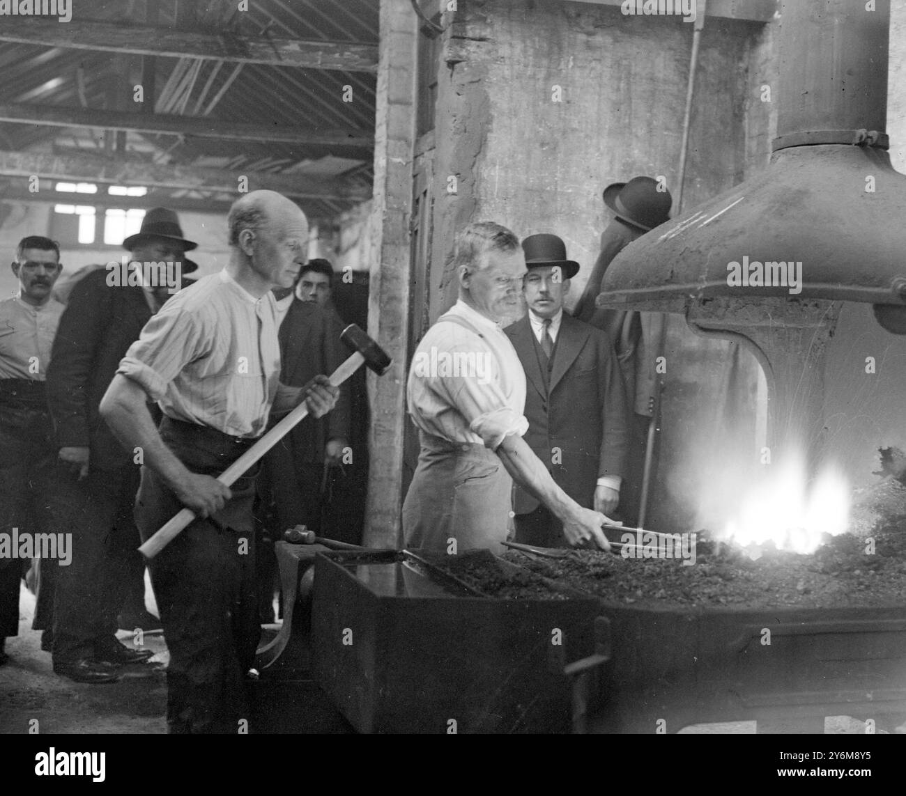 London and District Shoeing Competition in Mr Peter's Forge, 62 Waterloo Street, Camberwell, S.E. 5. April 1930 Stockfoto