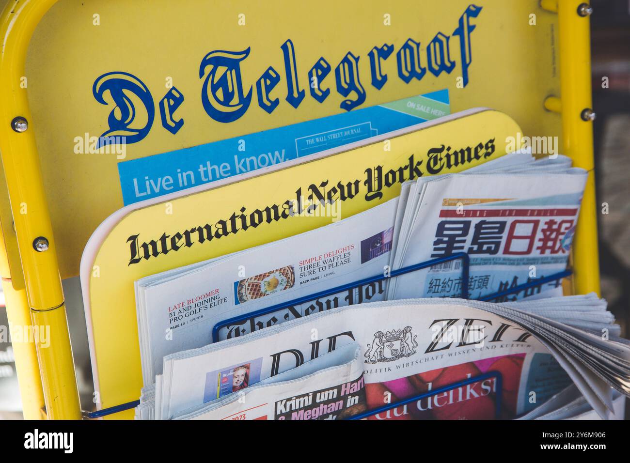 Internationale Presse, de telegraaf, New york Times Stockfoto