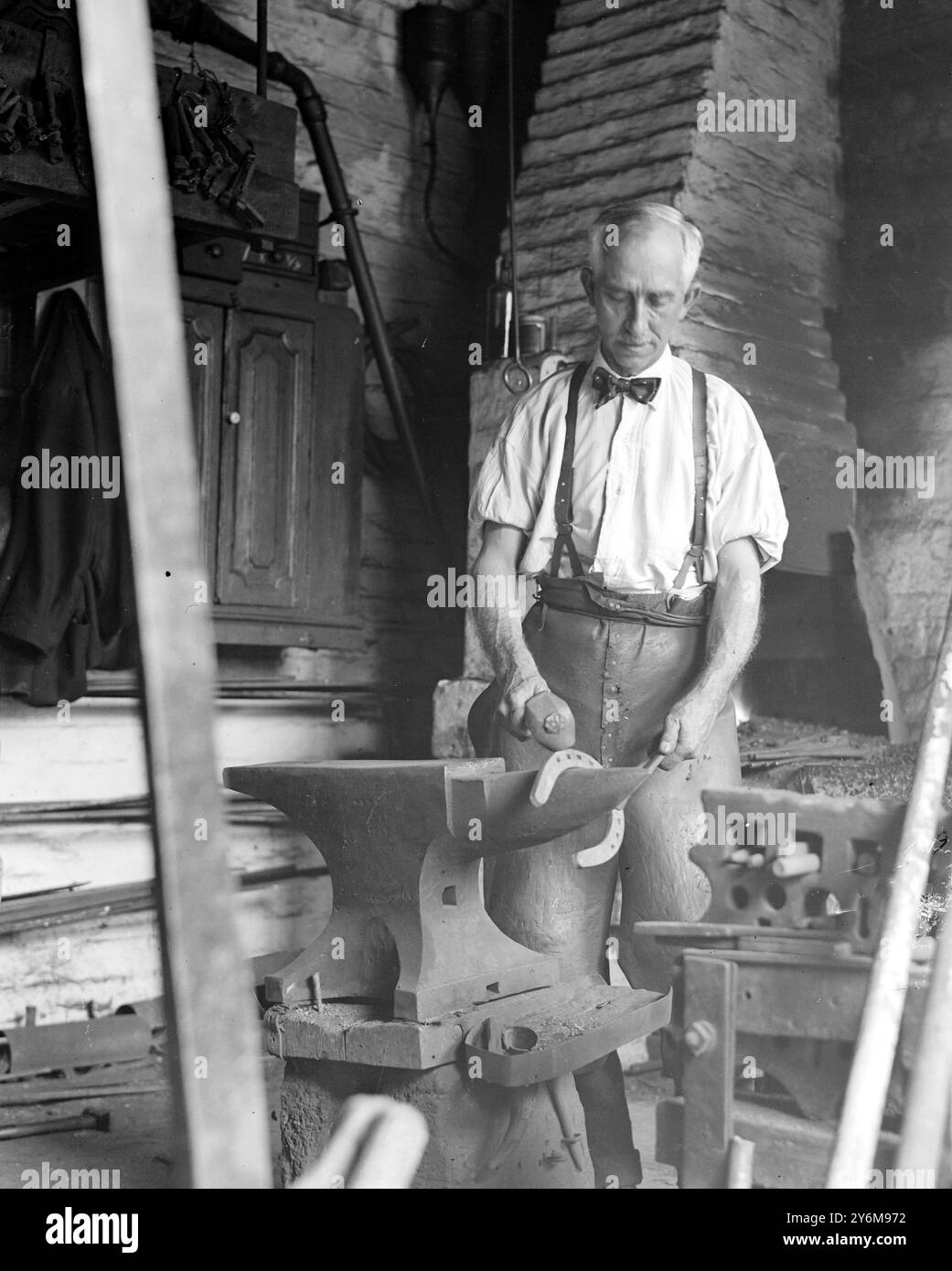 Bridlington. Herr T.D. Fenby, M.P. (liberales Mitglied für Bradford) bei der Arbeit in der Familienschmiede. 6. September 1926 Stockfoto