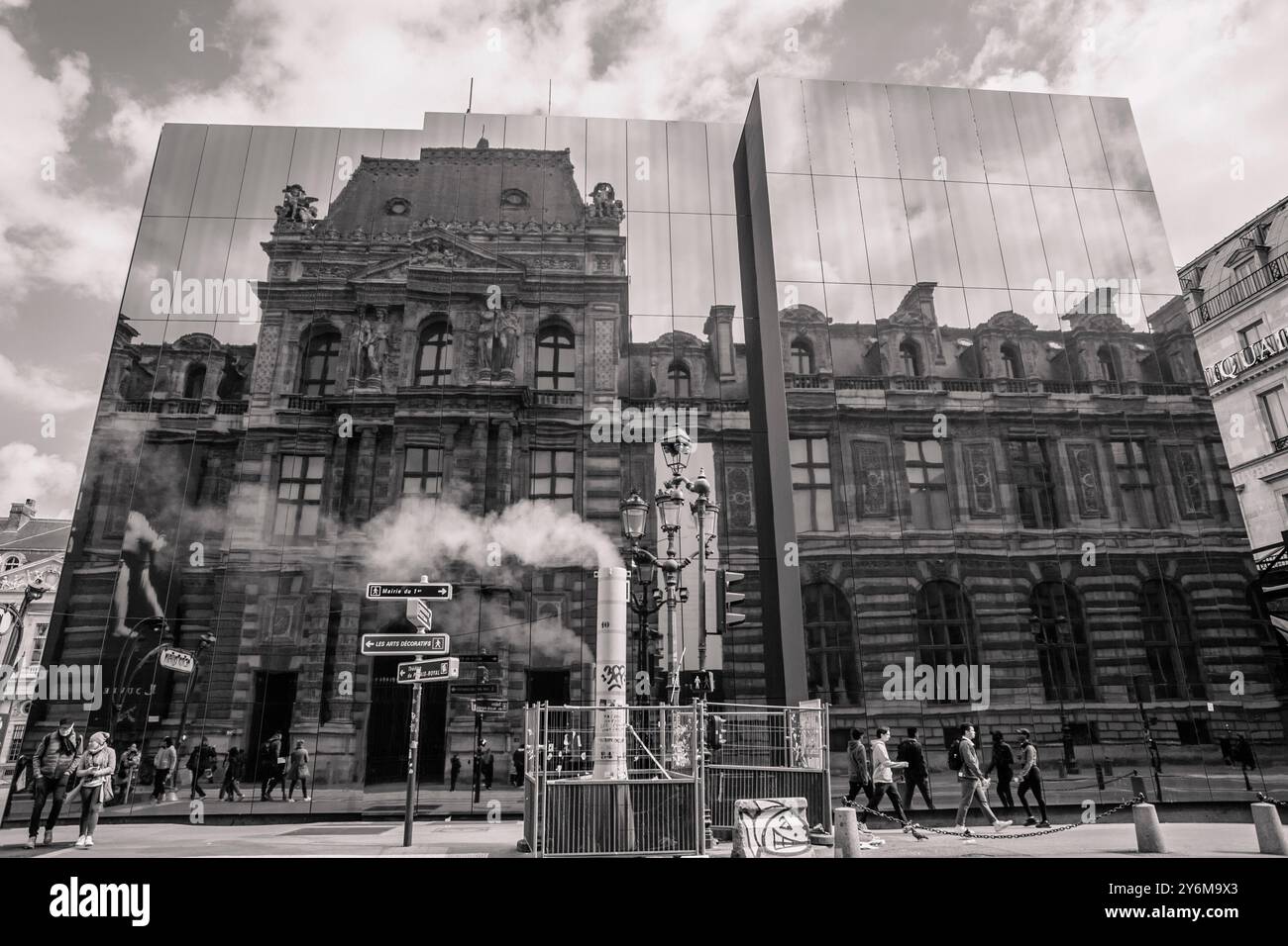 Frankreich, Paris, 75, 1. ARRT, Place du Palais-Royal, Reflexion des Louvre in der Südwand des von Jean Nouvel entworfenen Spiegelwürfels: dieser Würfel c Stockfoto