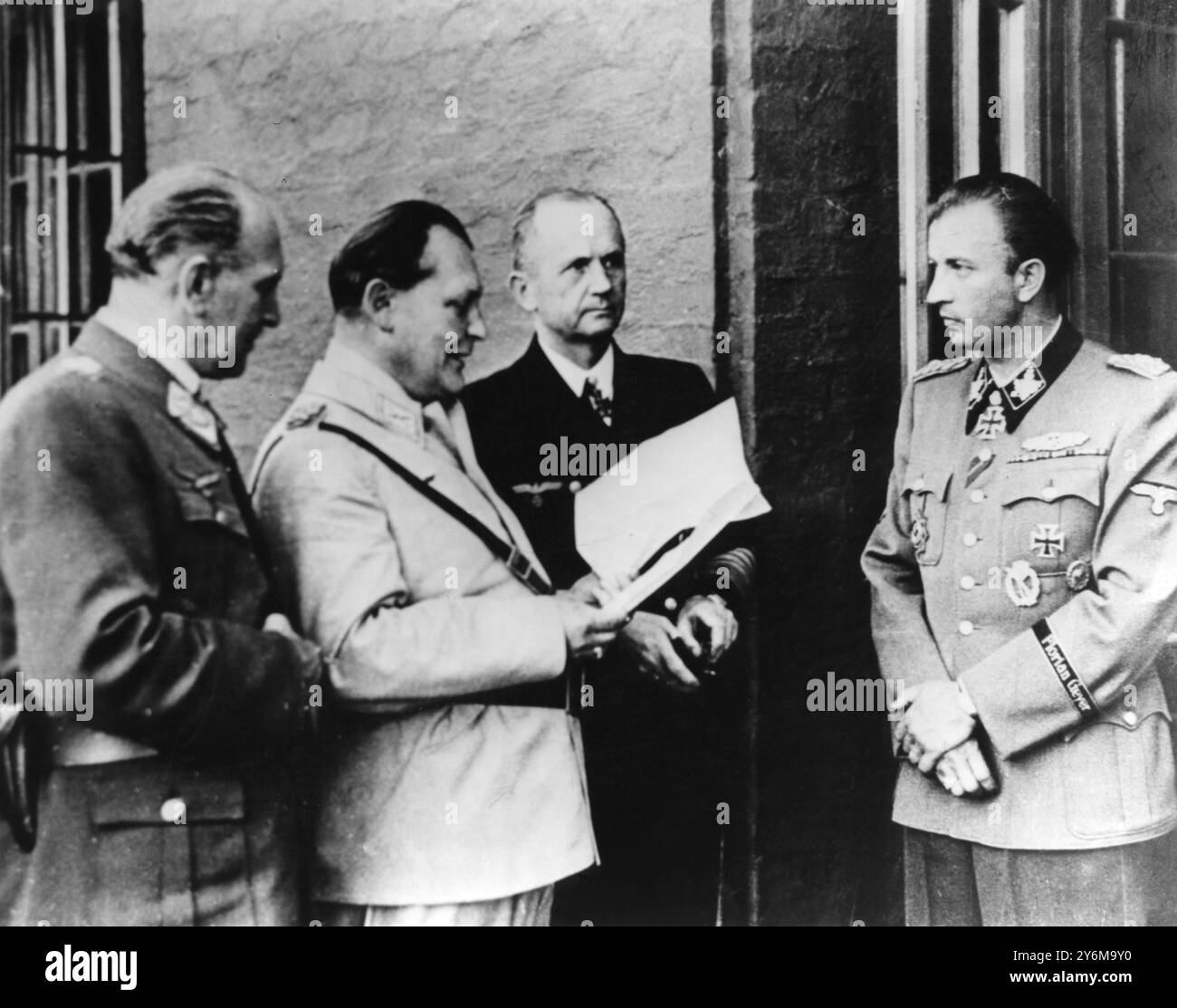 Nach Hitlerbombe Plot Deutschland kurz nachdem eine Bombe Hitler in seinem Feldhauptquartier verpasst hatte 20. Juli 1944 waren bereits Pläne für die Ardennen im Gange, so ein deutscher Fotograf, der dieses Bild aus unterdrückten Akten gerettet hatte. SS-Mantel und Dolch erwarten Otto Skorzeny (rechts), der jede deutsche Medaille trägt, zeigt seine jüngste Zuordnung zu Rippentrop Air General Loerzer, Göring und Doenitz (links nach rechts) Florian Geyer, dessen Name von Skorzenys Einheit übernommen und als Bezeichnung auf der linken Hülle getragen wurde, war ein deutscher Krieger des Mittelalters April 1948 Stockfoto