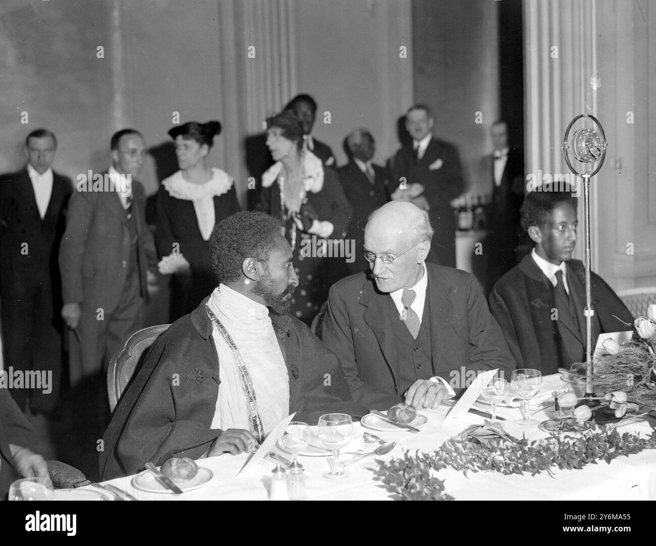 Das Mittagessen der Liga of Nations Union zum Negus im Grosvenor House. Kaiser Haile Selassie und Professor Murry. 11. Juni 1924 Stockfoto