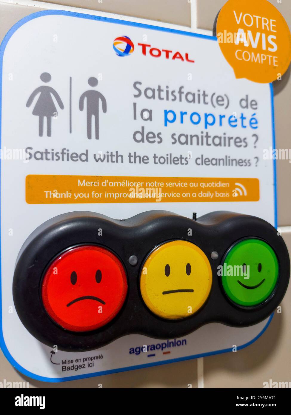 Zufriedenheitsumfrage. Smiley-Tasten mit Farbcode Stockfoto