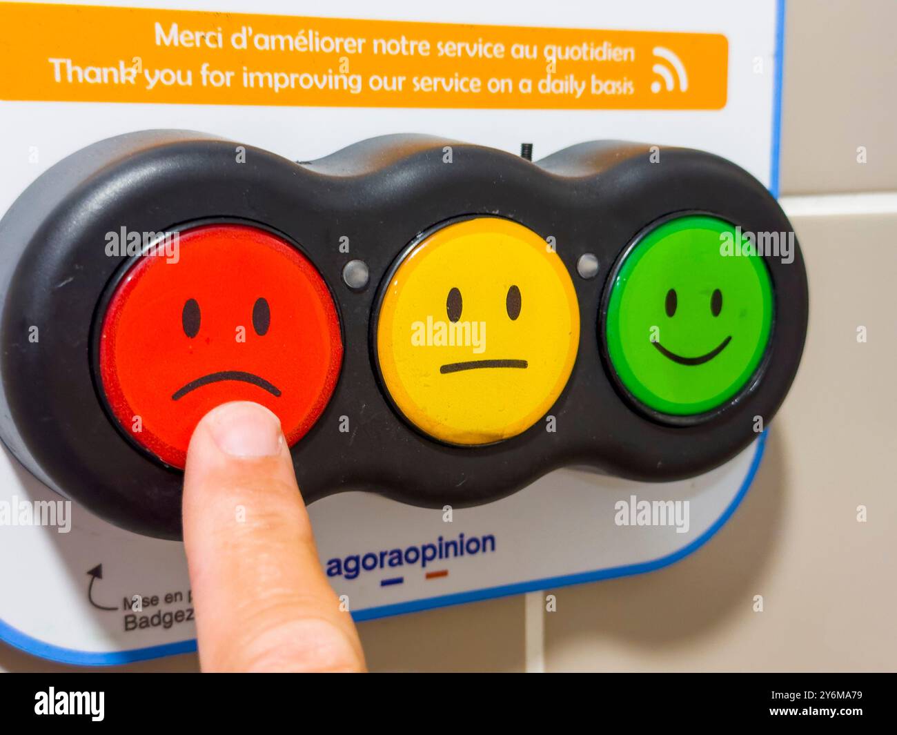 Zufriedenheitsumfrage. Smiley-Tasten mit Farbcode Stockfoto