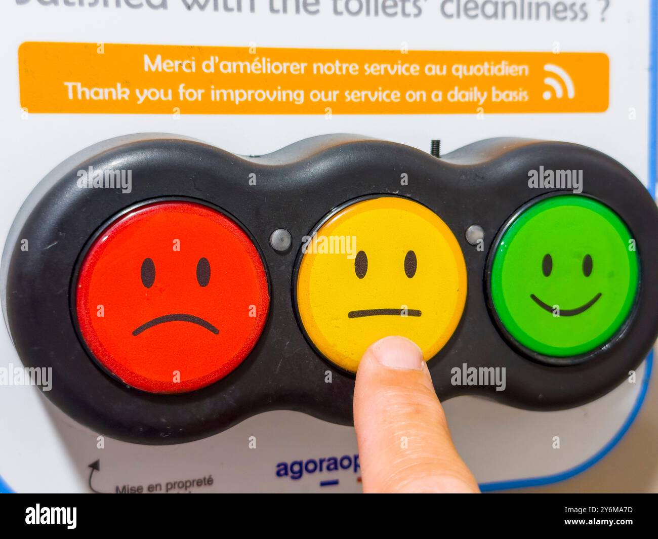 Zufriedenheitsumfrage. Smiley-Tasten mit Farbcode Stockfoto