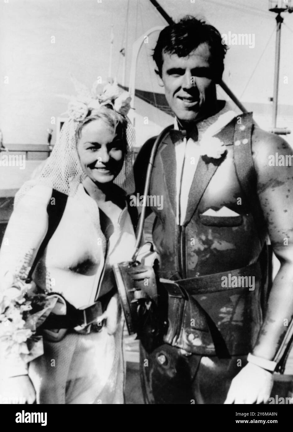 Unterwasserhochzeit im Tank in Marineland, Palos Verdes, Kalifornien. Reverend Mike Maxon heiratet Stuntgirl Corna Day und Profi-Taucher Jack Tyree am 7. Oktober 1967 hier posieren Braut und Bräutigam für traditionelle Hochzeitsfotos nach der Zeremonie. Stockfoto
