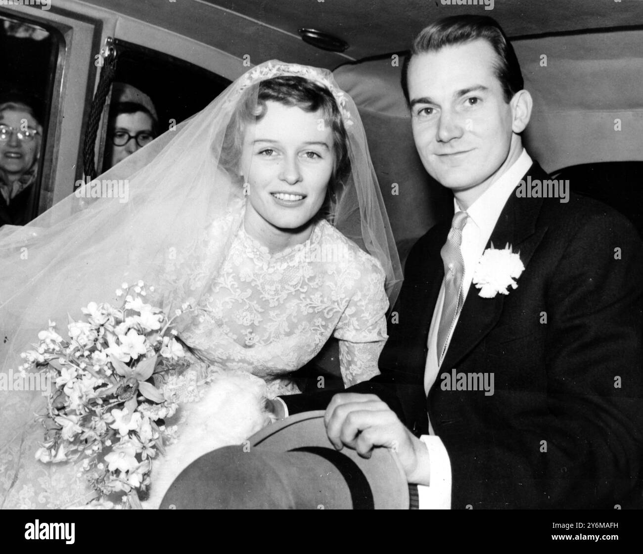 London: Durch das Autofenster hatten die Menschen einen Blick auf die schöne Brücke, die Schauspielerin Virginia McKenna und ihren Bräutigam Denholm Elliott, der Schauspieler ist. Sie haben heute Nachmittag in Holy Trinity, Brompton, geheiratet. Eine Flitterwoche für das Paar ist derzeit nicht möglich, da beide arbeiten Virginia die Hauptrolle in „I Capture the Castle“ und Herr Elliott am 1. März 1954 in „The Confidential Clark“ spielt Stockfoto